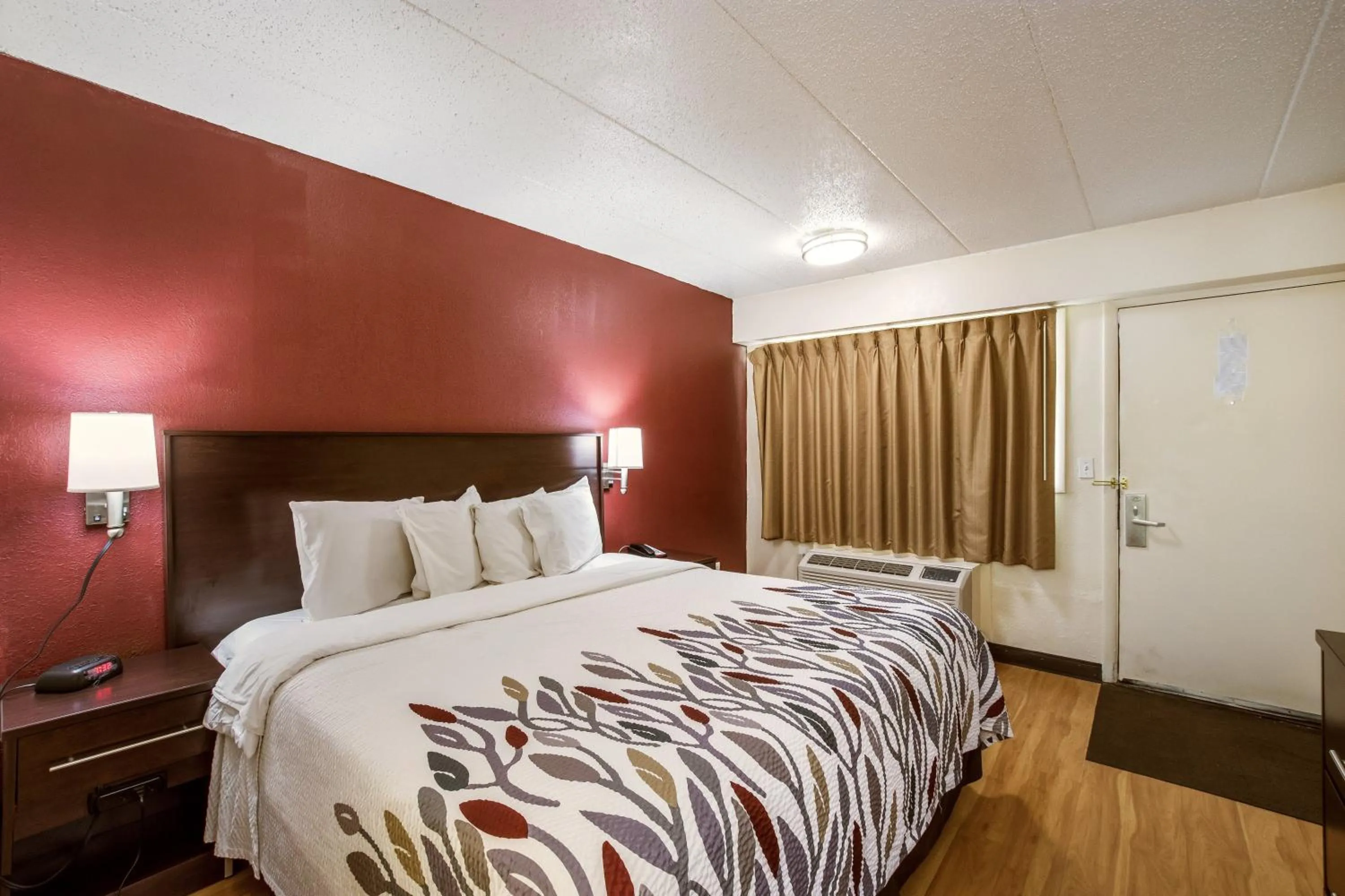 Standard King Room Non-Smoking in Red Roof Inn Saginaw – Frankenmuth
