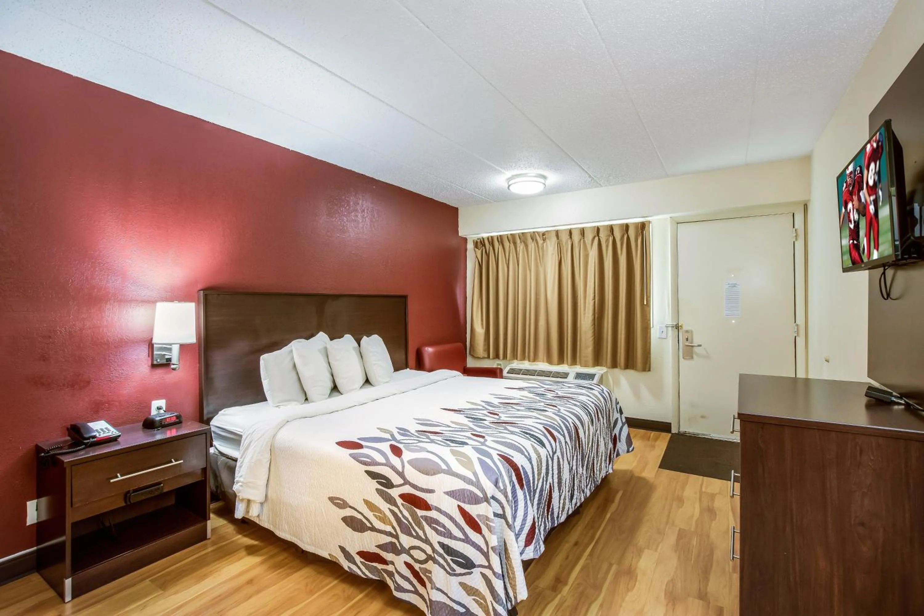  Standard King Room Disability Access Non-Smoking in Red Roof Inn Saginaw – Frankenmuth