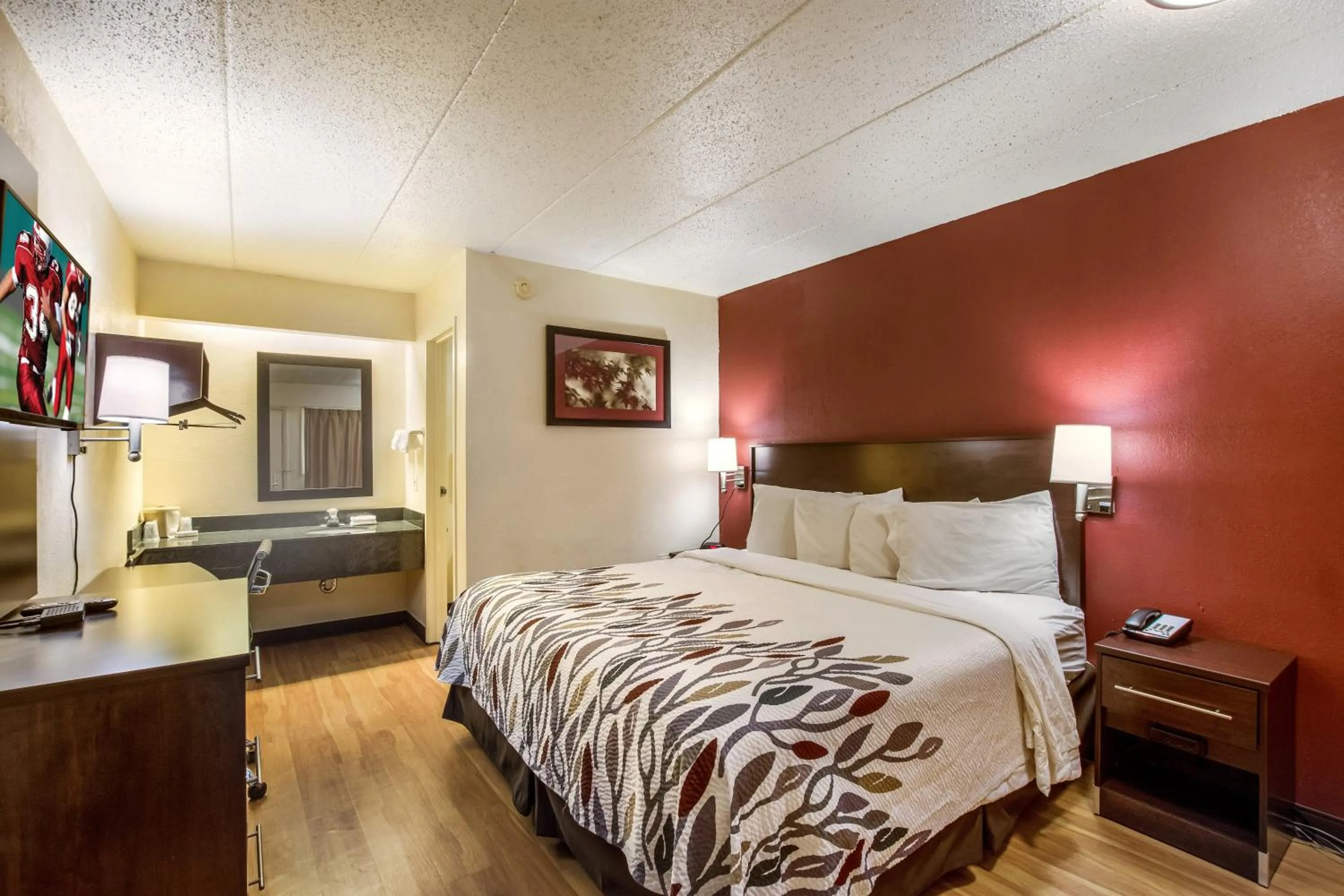 Deluxe King Room Non-Smoking in Red Roof Inn Saginaw – Frankenmuth