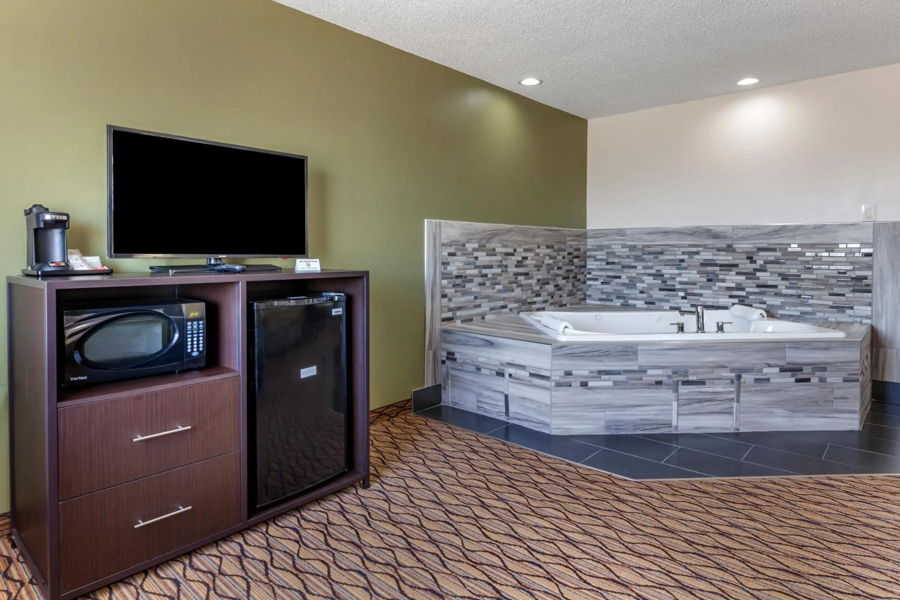 King Suite - Non-Smoking in Quality Inn New London