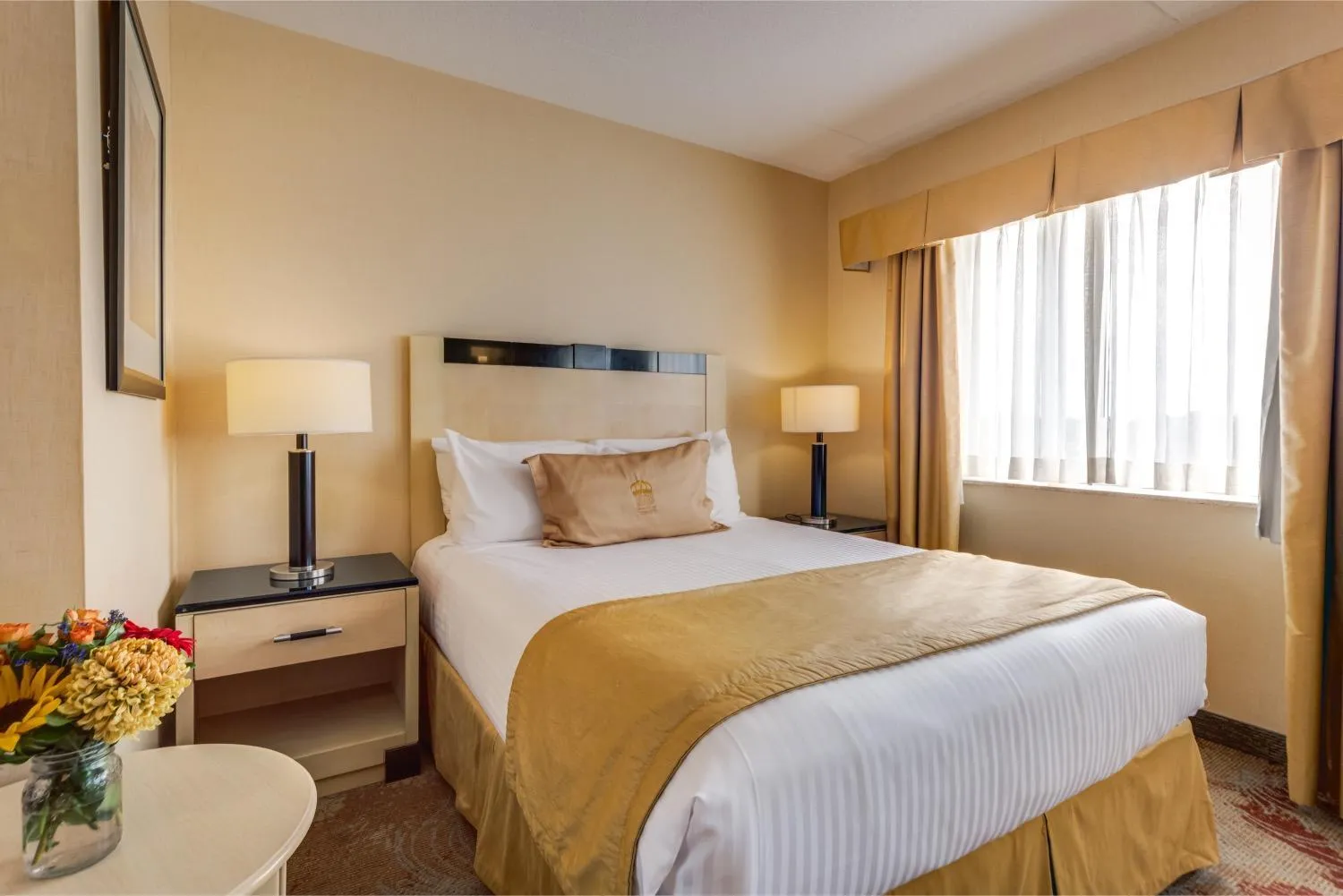 Standard Room with 1 Queen Bed in Monte Carlo Inn & Suites Downtown Markham