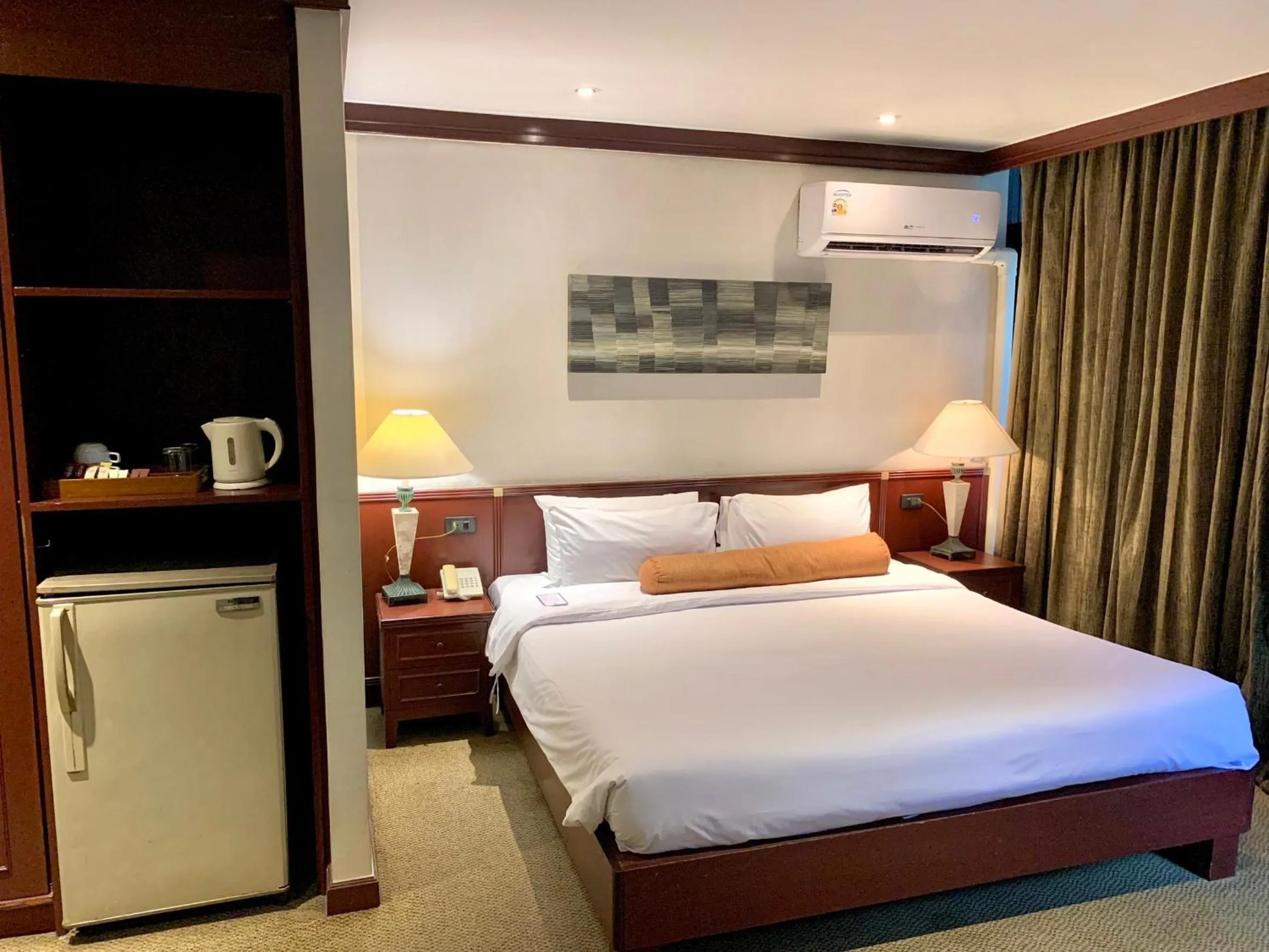 Standard Corner Room City View in City Lodge Bangkok