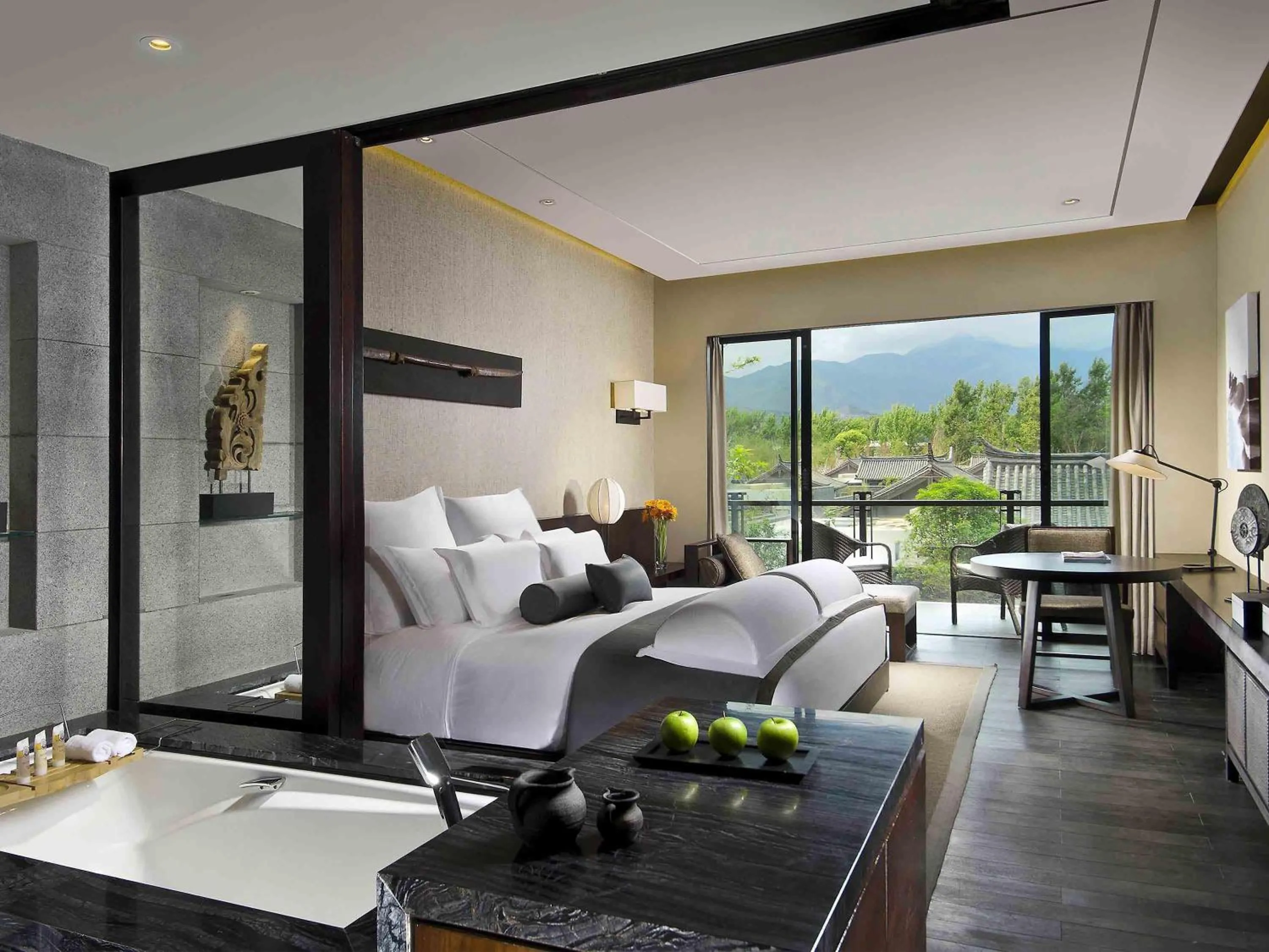 Deluxe King Room in Pullman Lijiang Resort & Spa