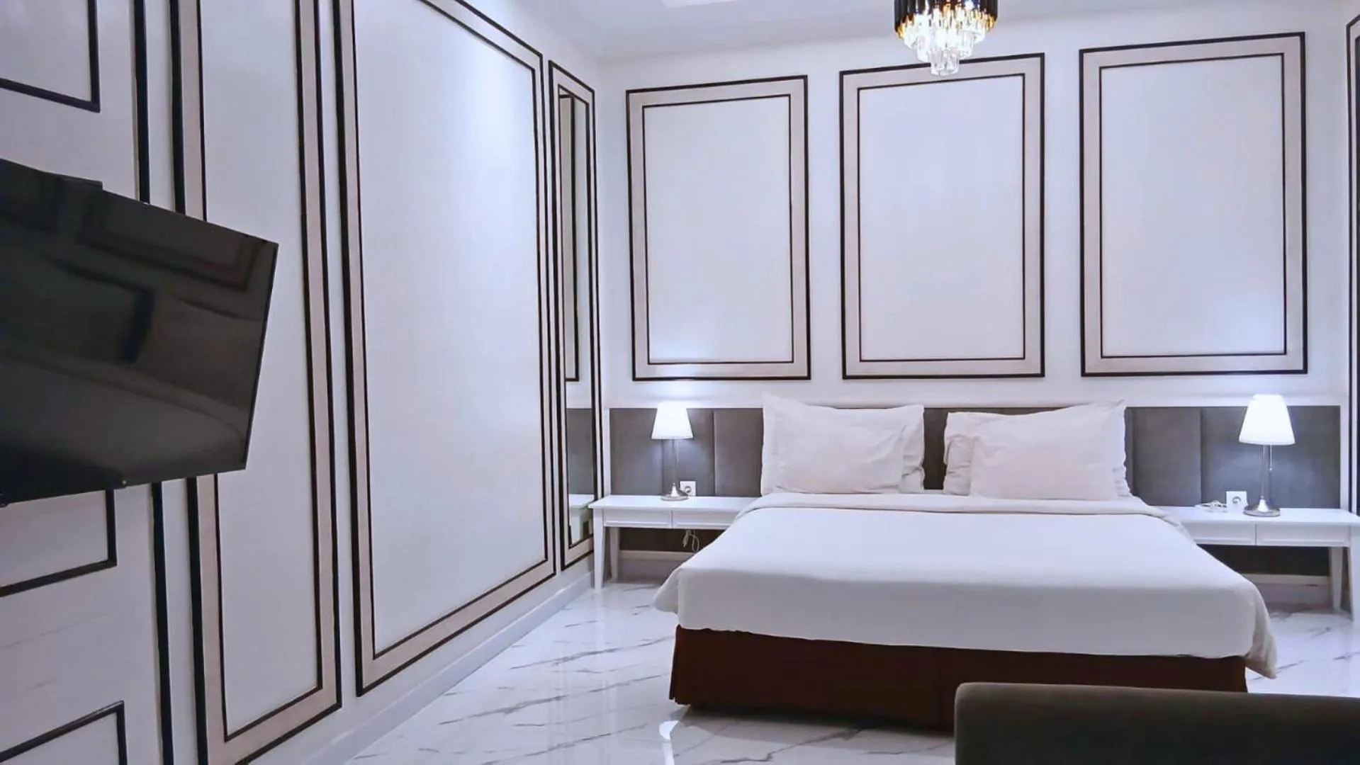 Deluxe King Suite in The Grantage Hotel & Sky Lounge