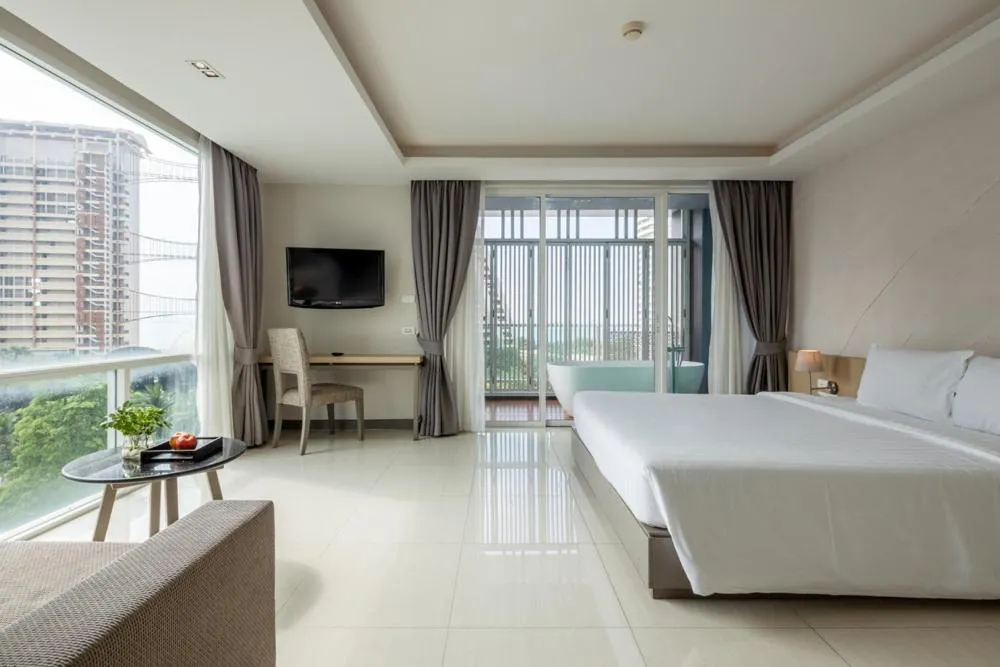 Grand Deluxe Seaview in Prima Hotel Pattaya