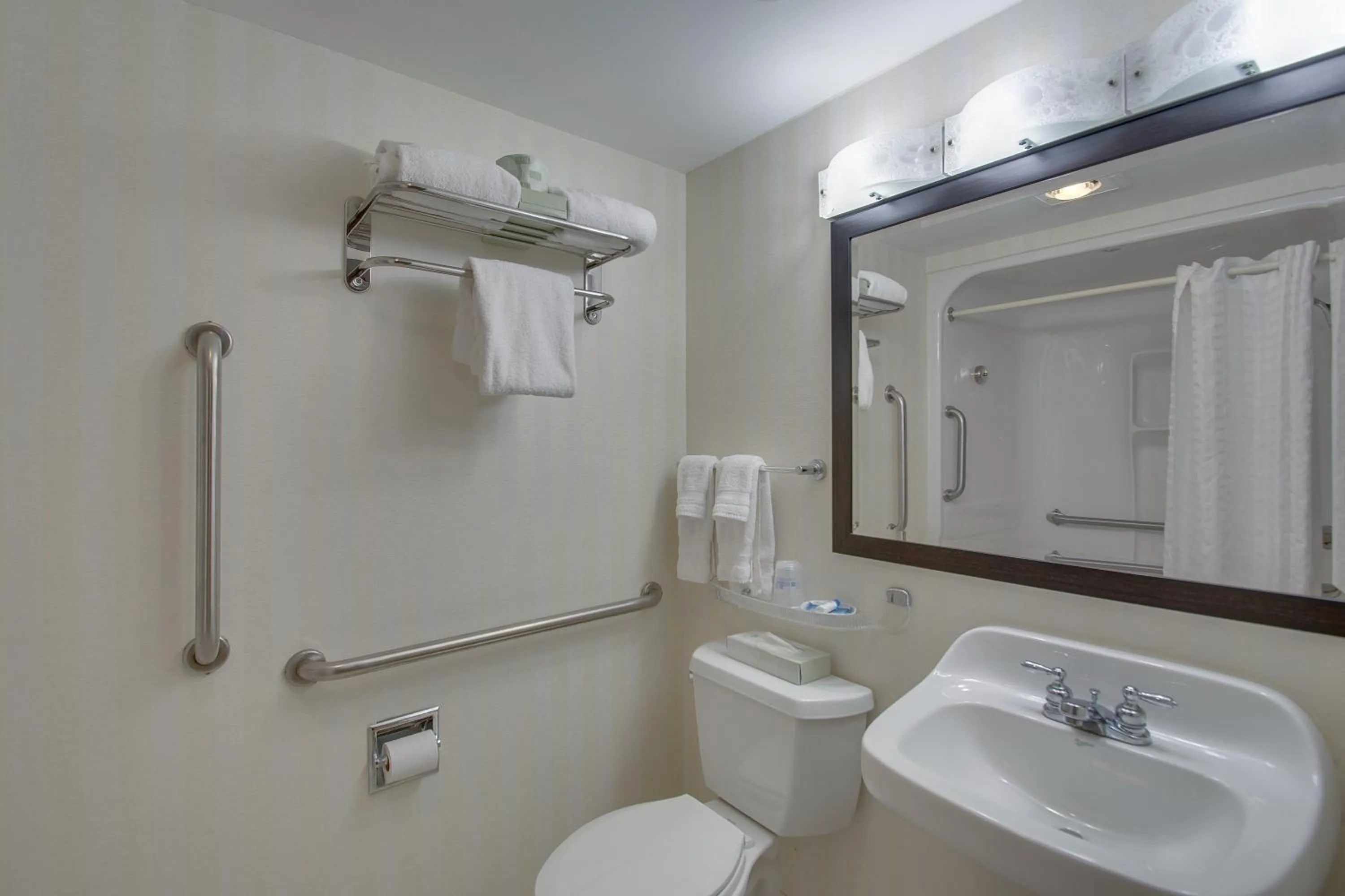 King Room with Roll-In Shower - Disability Access in Best Western Plus, The Inn at Hampton