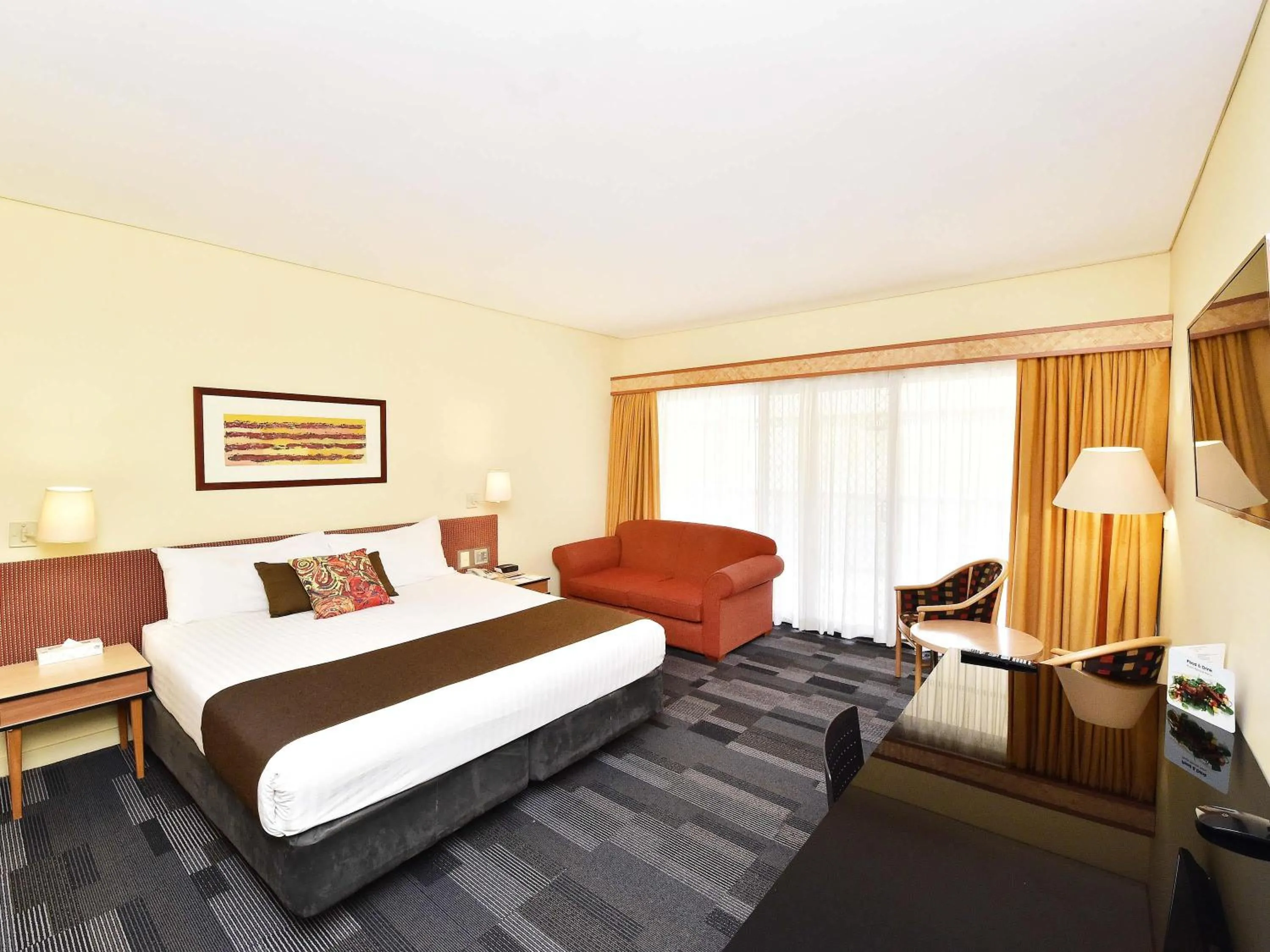 Deluxe King Room with Balcony and View in Mercure Alice Springs Resort