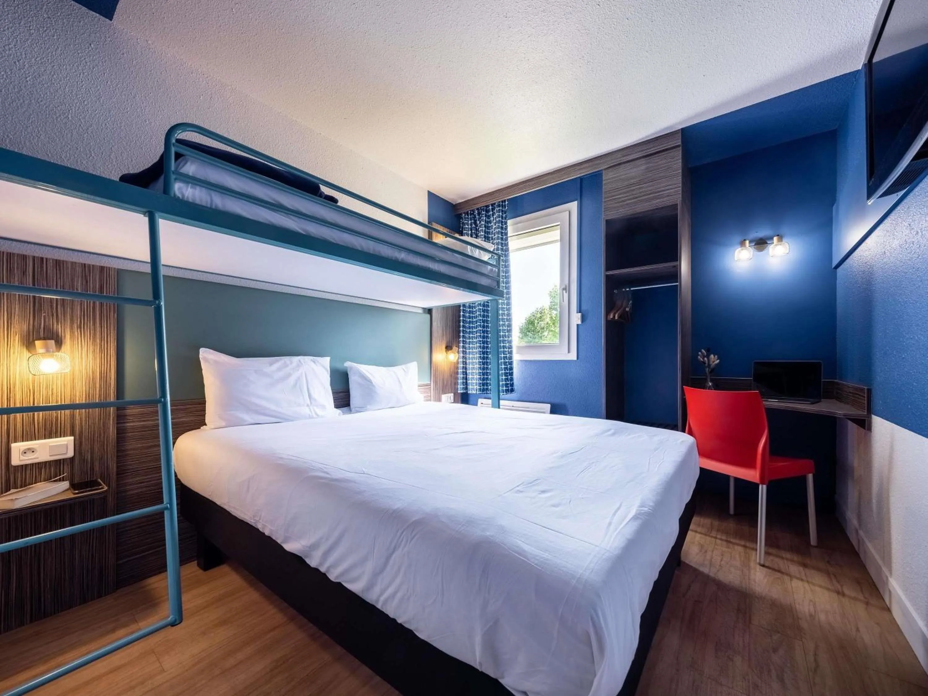 Double Pop Room with Single Bed in greet Chartres Est