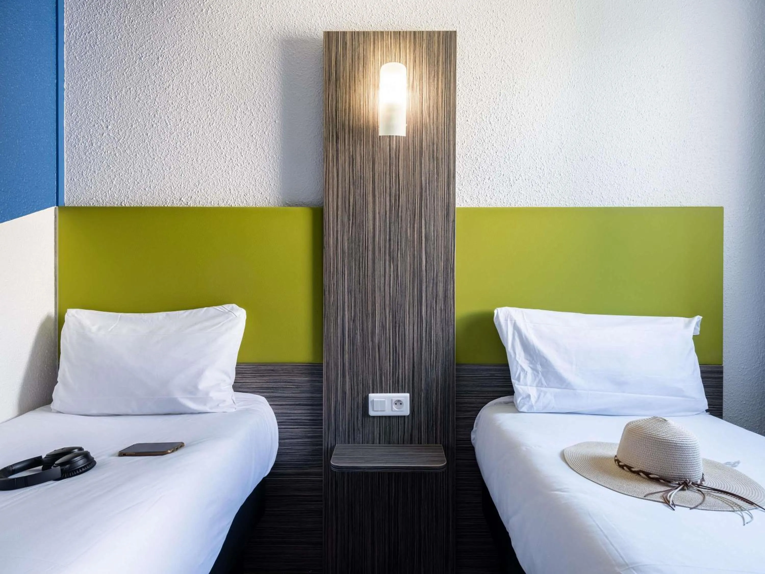 Single Pop Room with Two Single Beds in greet Chartres Est