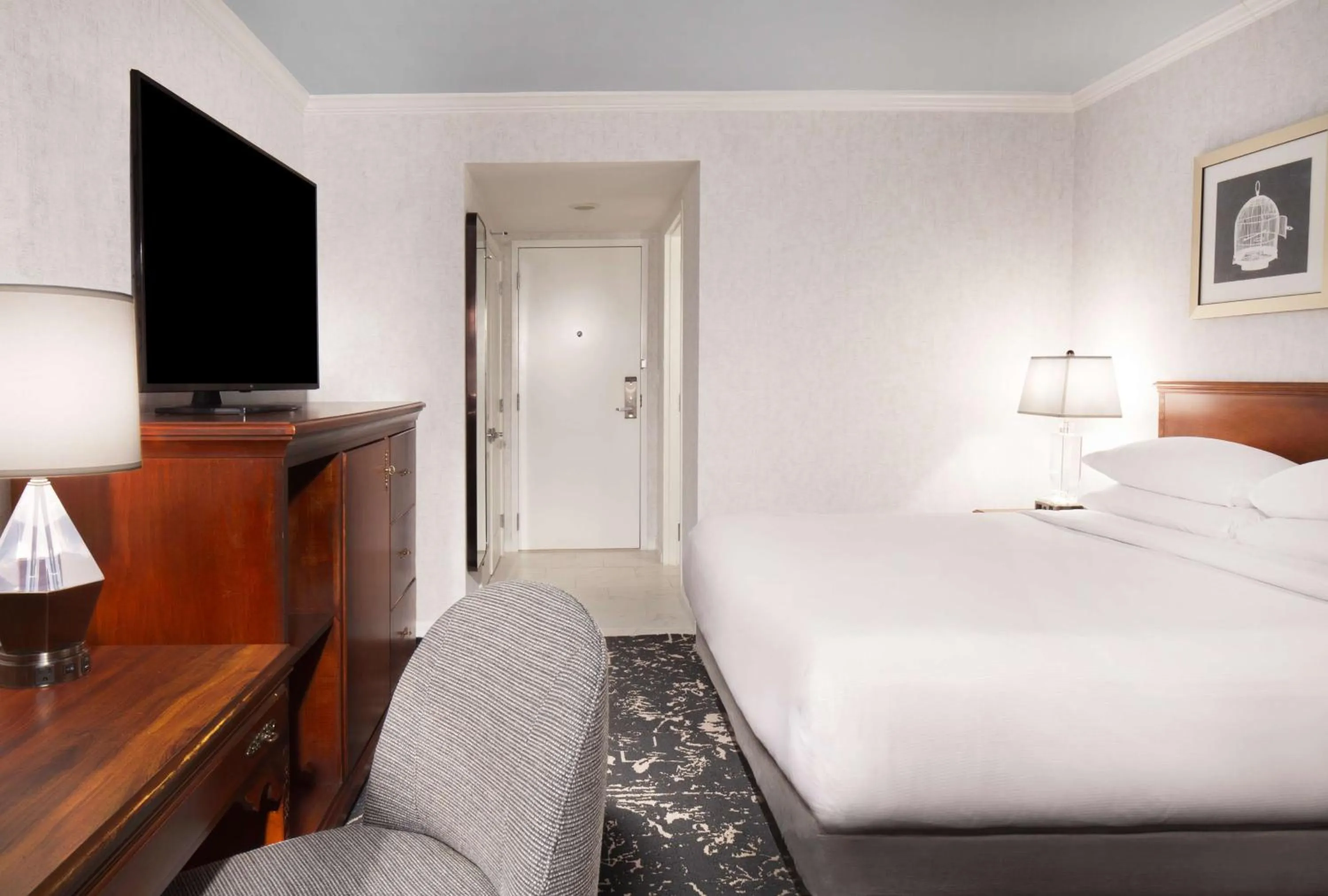 King Room with Bath Tub - Disability/Hearing Access in Hilton Atlanta/Marietta Hotel & Conference Center