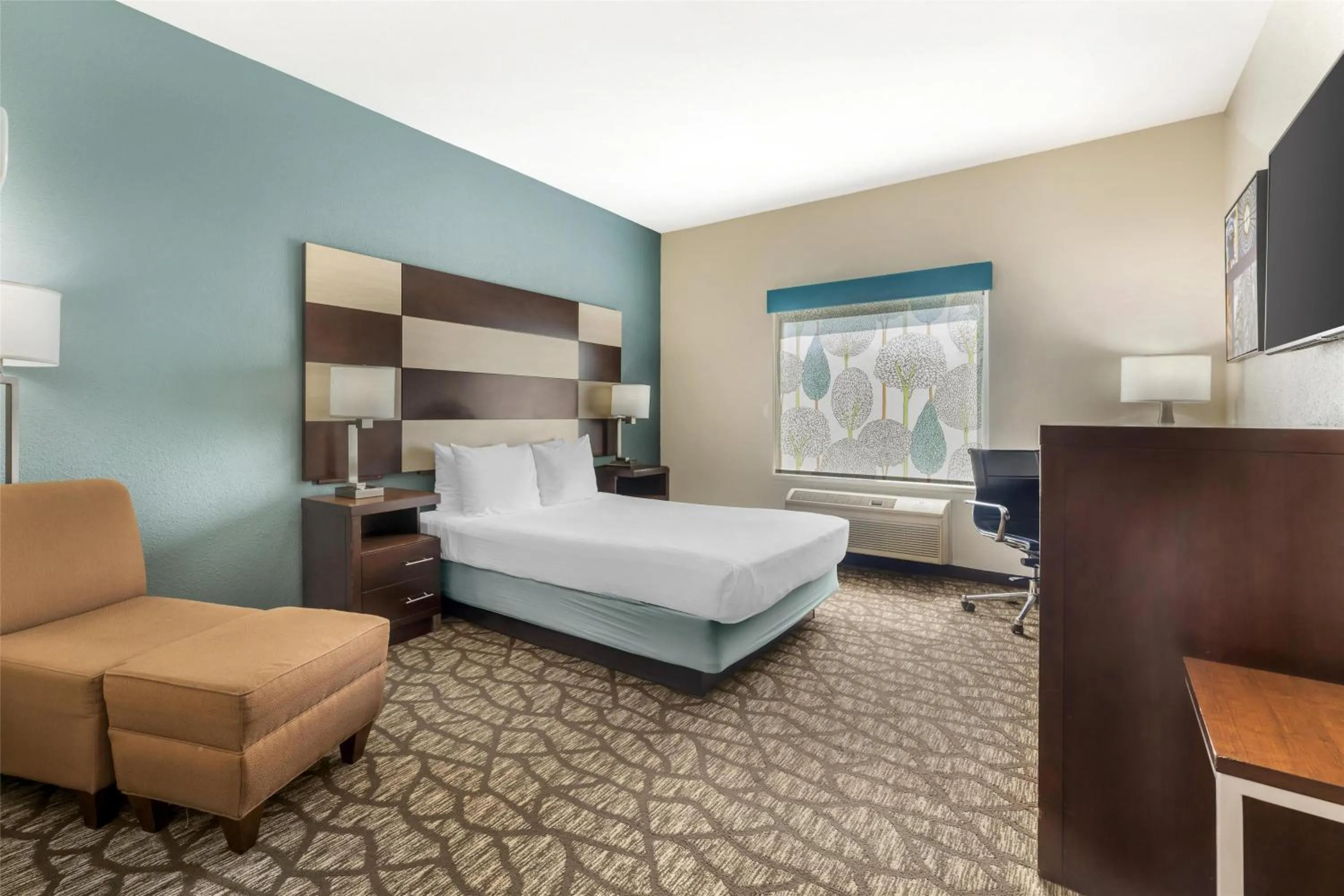 Queen Room with Walk-In Shower - Mobility Accessible/Non-Smoking in Best Western Joliet Inn & Suites