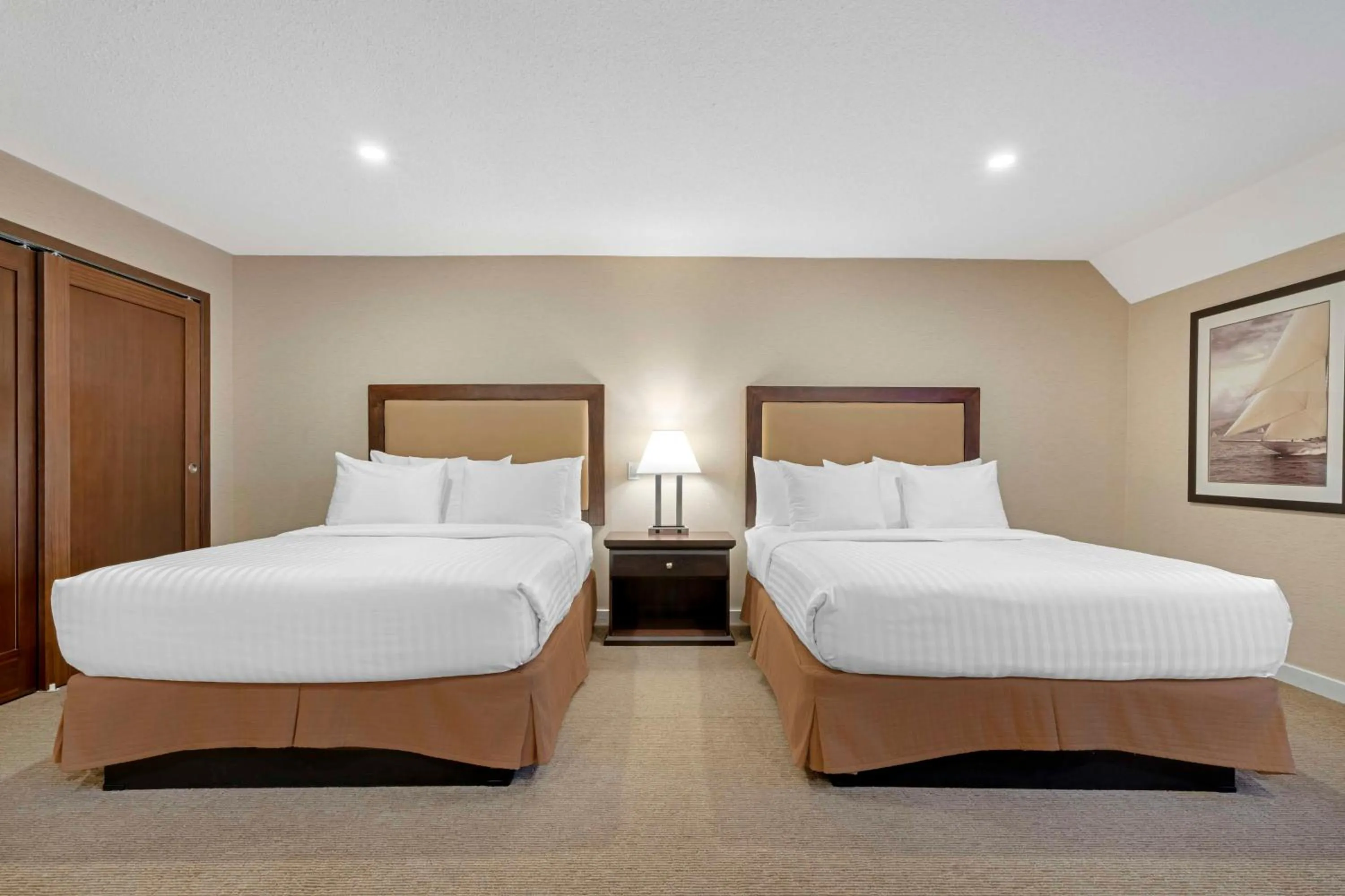 Queen Room with Two Queen Beds in Best Western Plus Emerald Isle Hotel