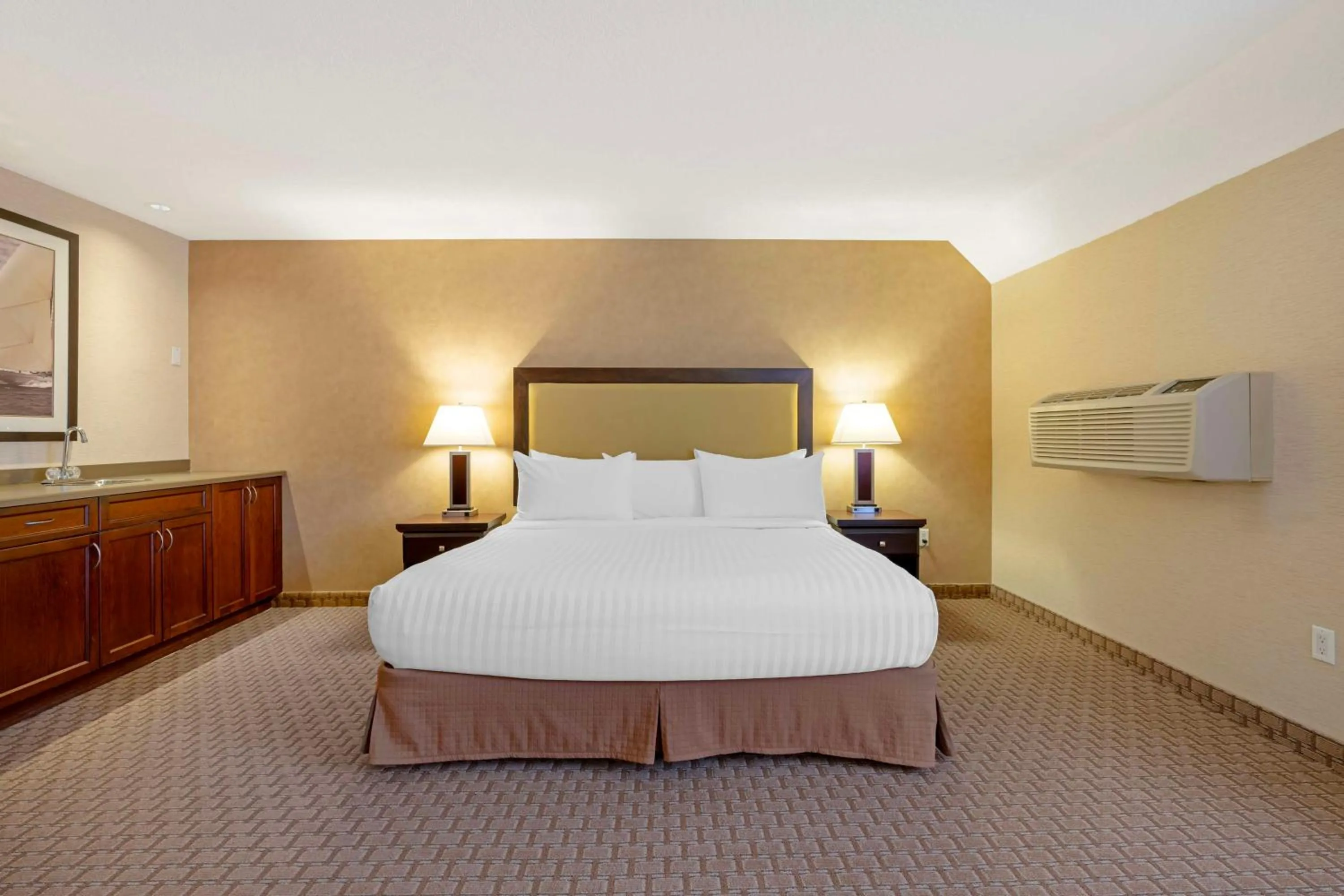 King Room in Best Western Plus Emerald Isle Hotel