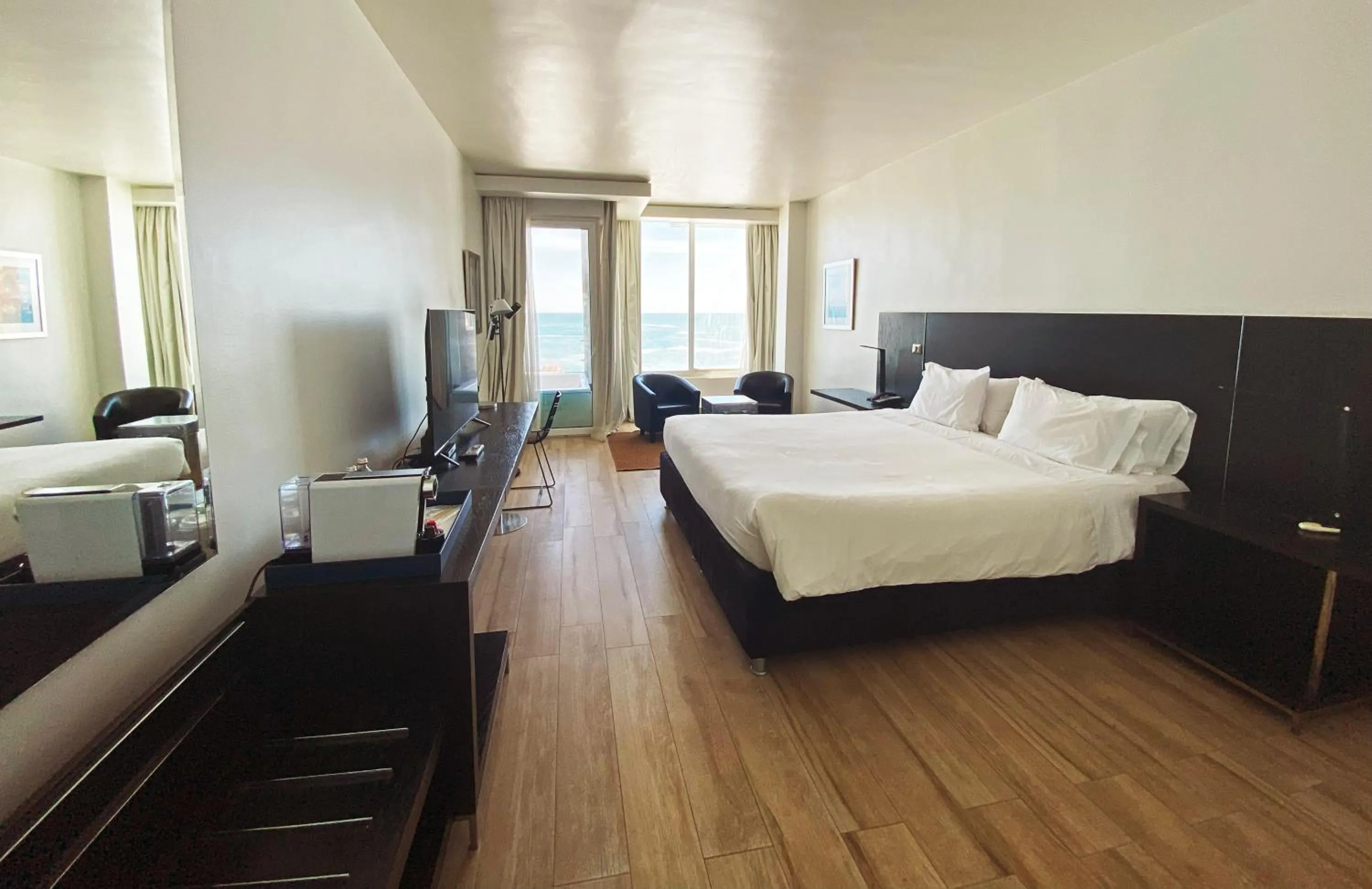 King Suite with Ocean View in Radisson Blu Acqua Hotel & Spa Concon