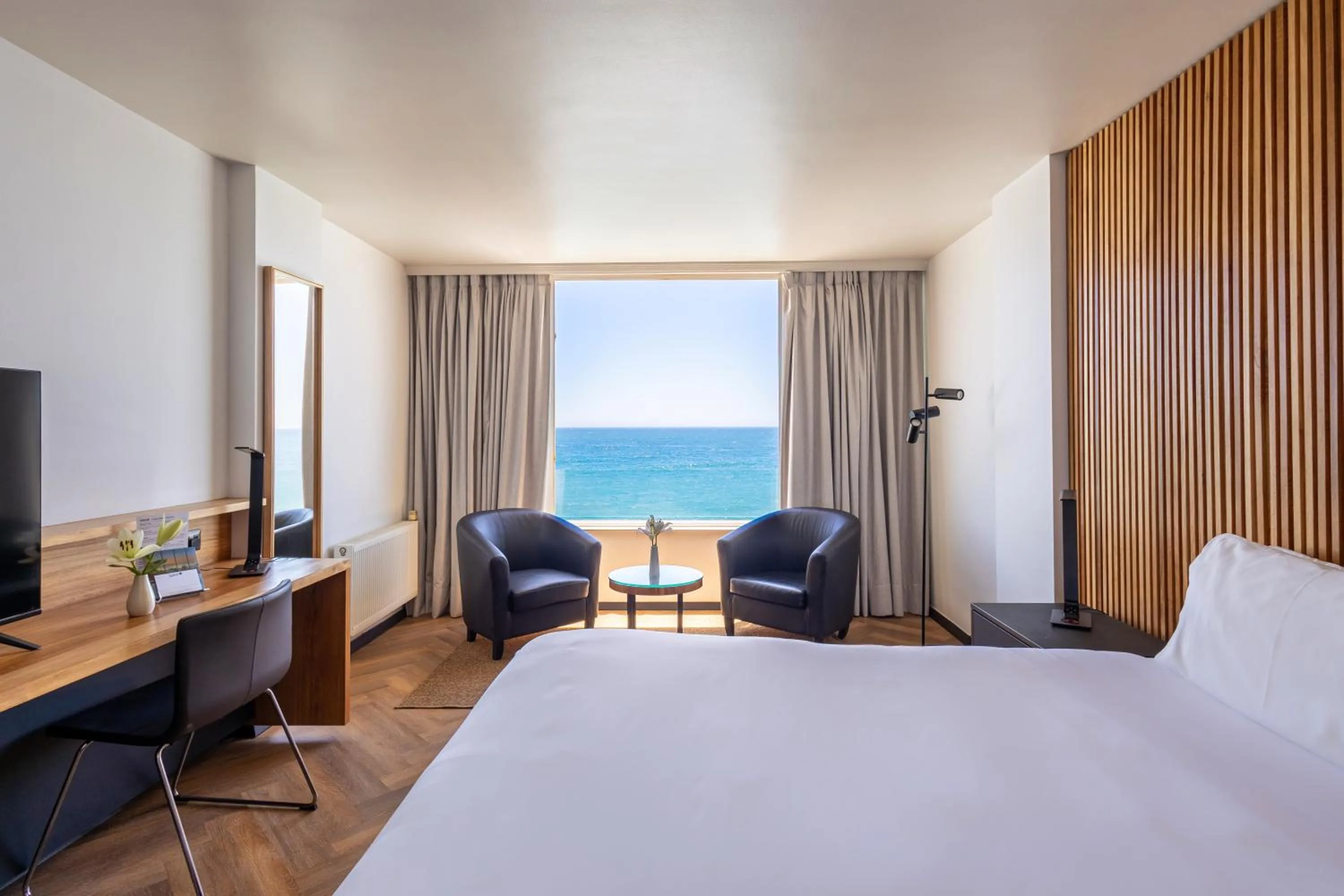 King Room with Ocean View - Non-Smoking in Radisson Blu Acqua Hotel & Spa Concon