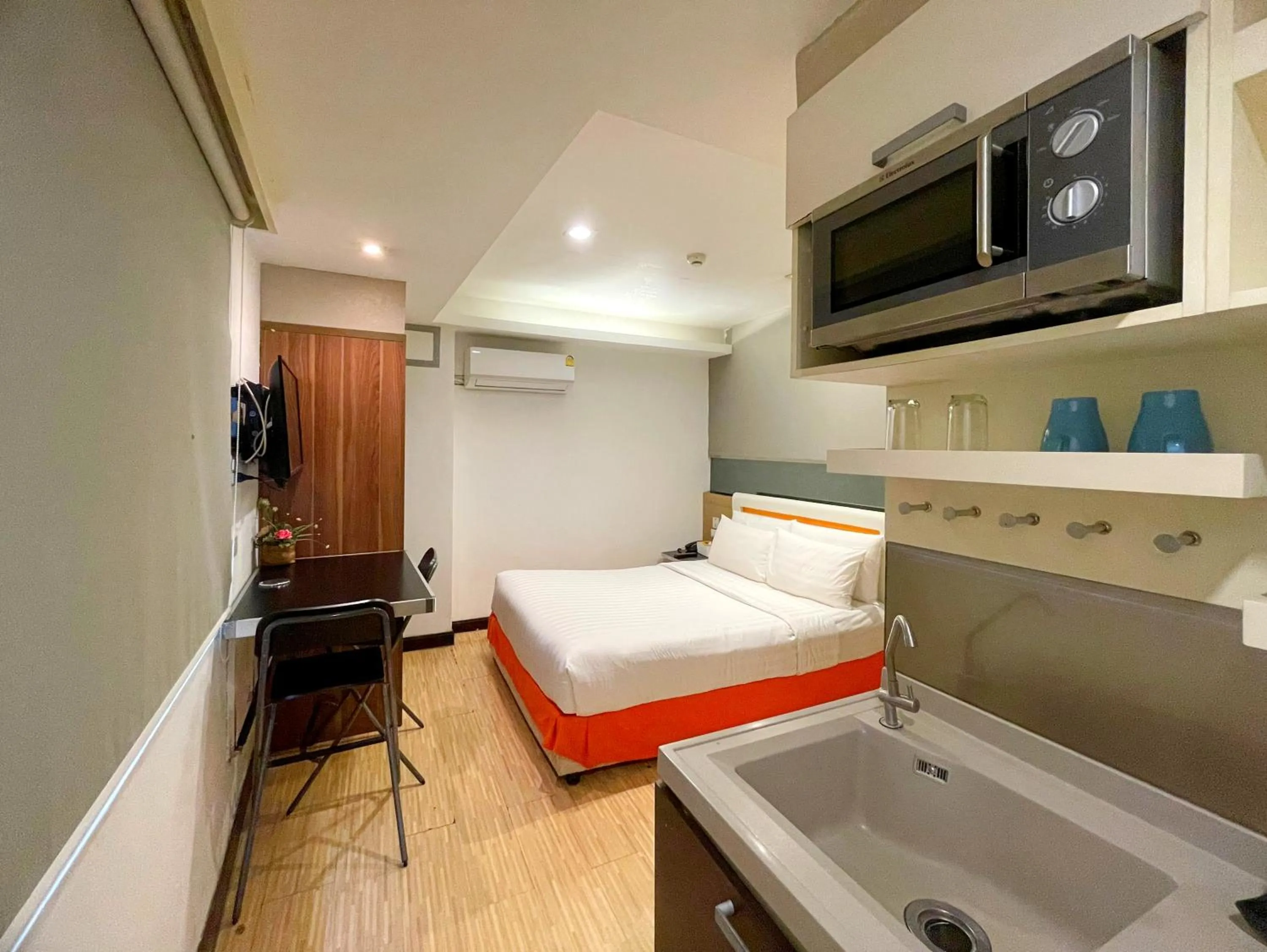 Deluxe Queen Room with Kitchen  in Arawana Express Phromphong
