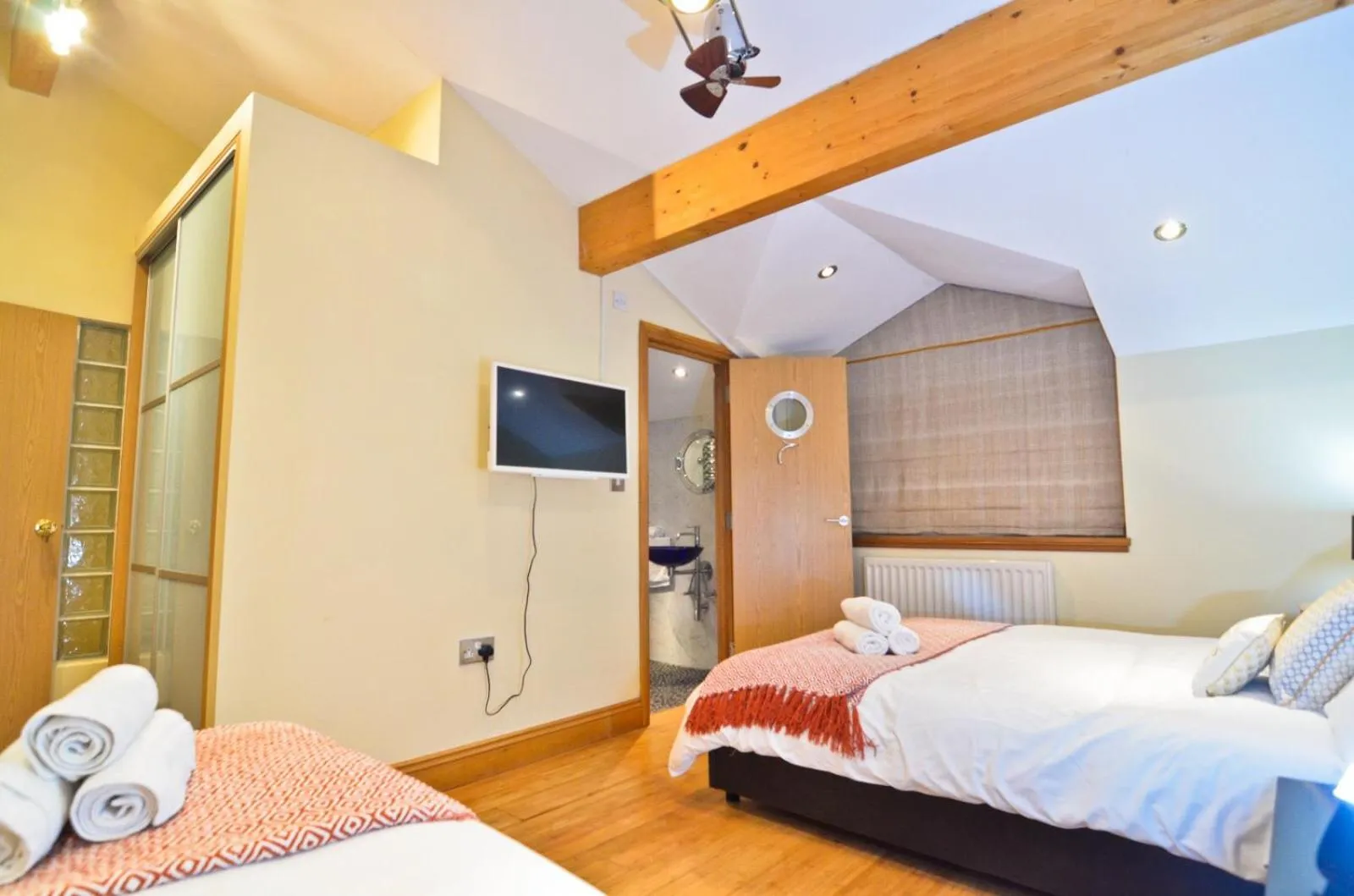Deluxe Twin Room in Thames View House Surrey Quays