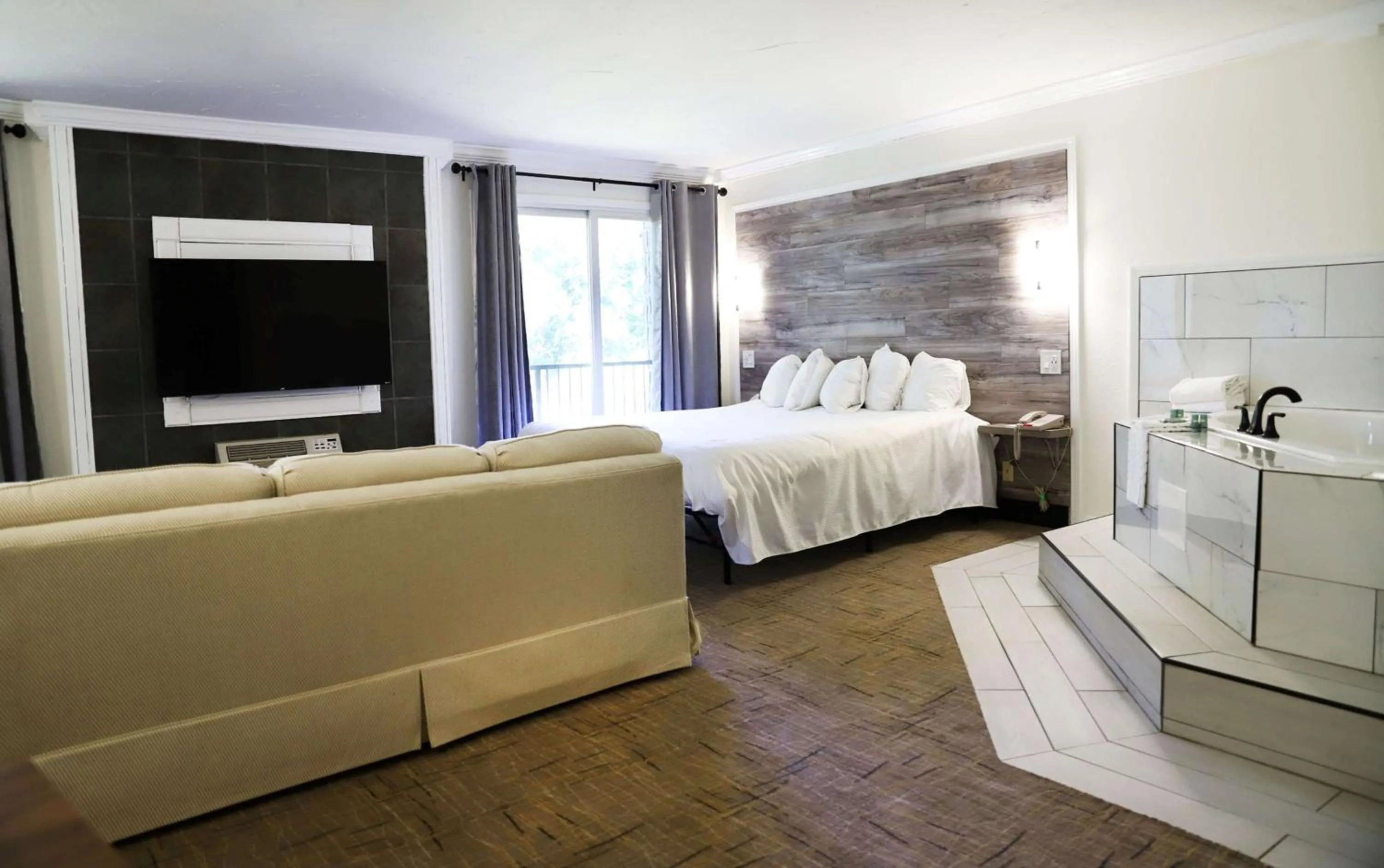 King Suite with Spa Bath - Honeymoon Room/Non-Smoking in Best Western Branson Inn and Conference Center