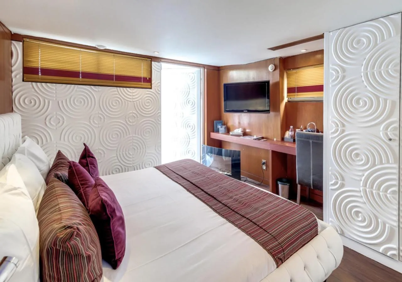 Deluxe Double Room with Balcony in VIP Paris Yacht Hôtel & Spa