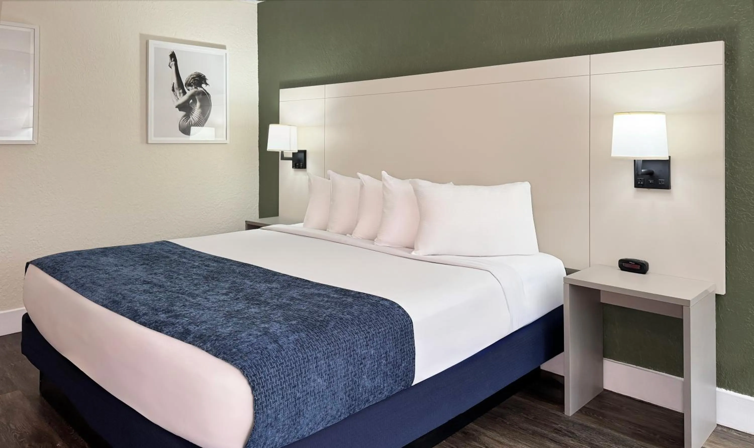 King Room with Mobility Access and Bathtub with Grab Bars, Non-Smoking in Wyndham I-Drive Avanti Resort & Conference Center