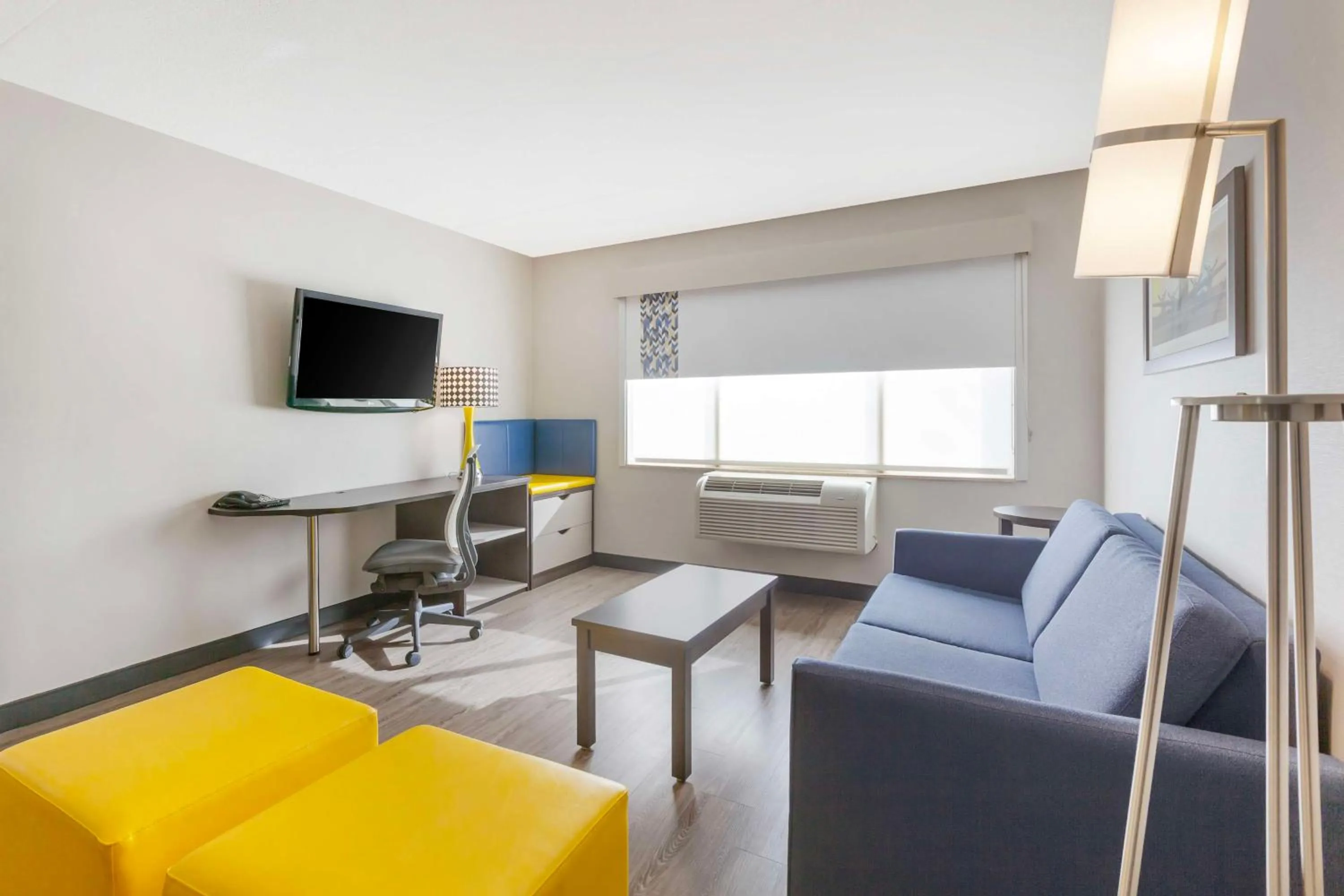 Deluxe King Suite in GLō Best Western Mississauga Corporate Centre