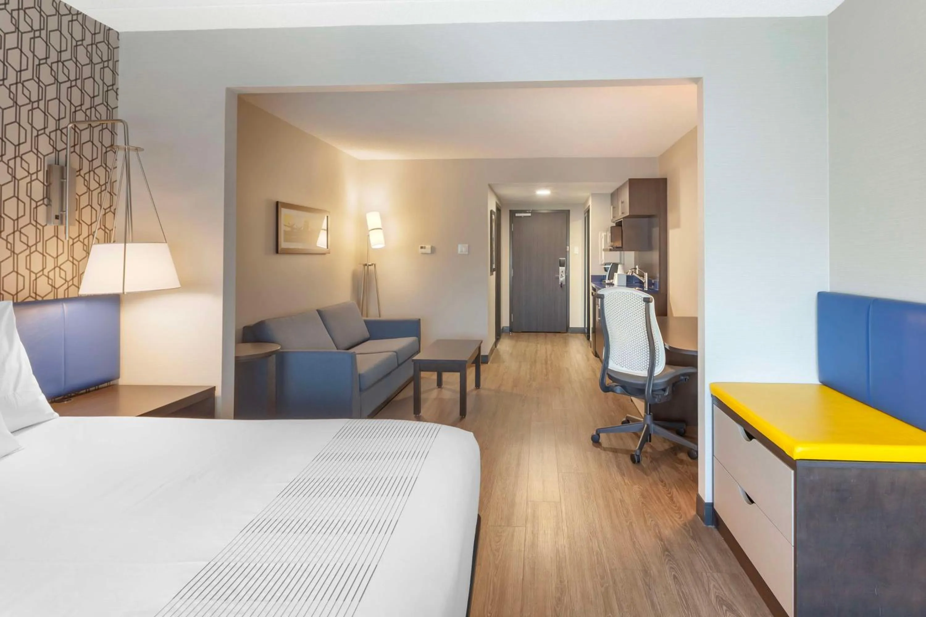 King Suite with Sofa Bed in GLō Best Western Mississauga Corporate Centre