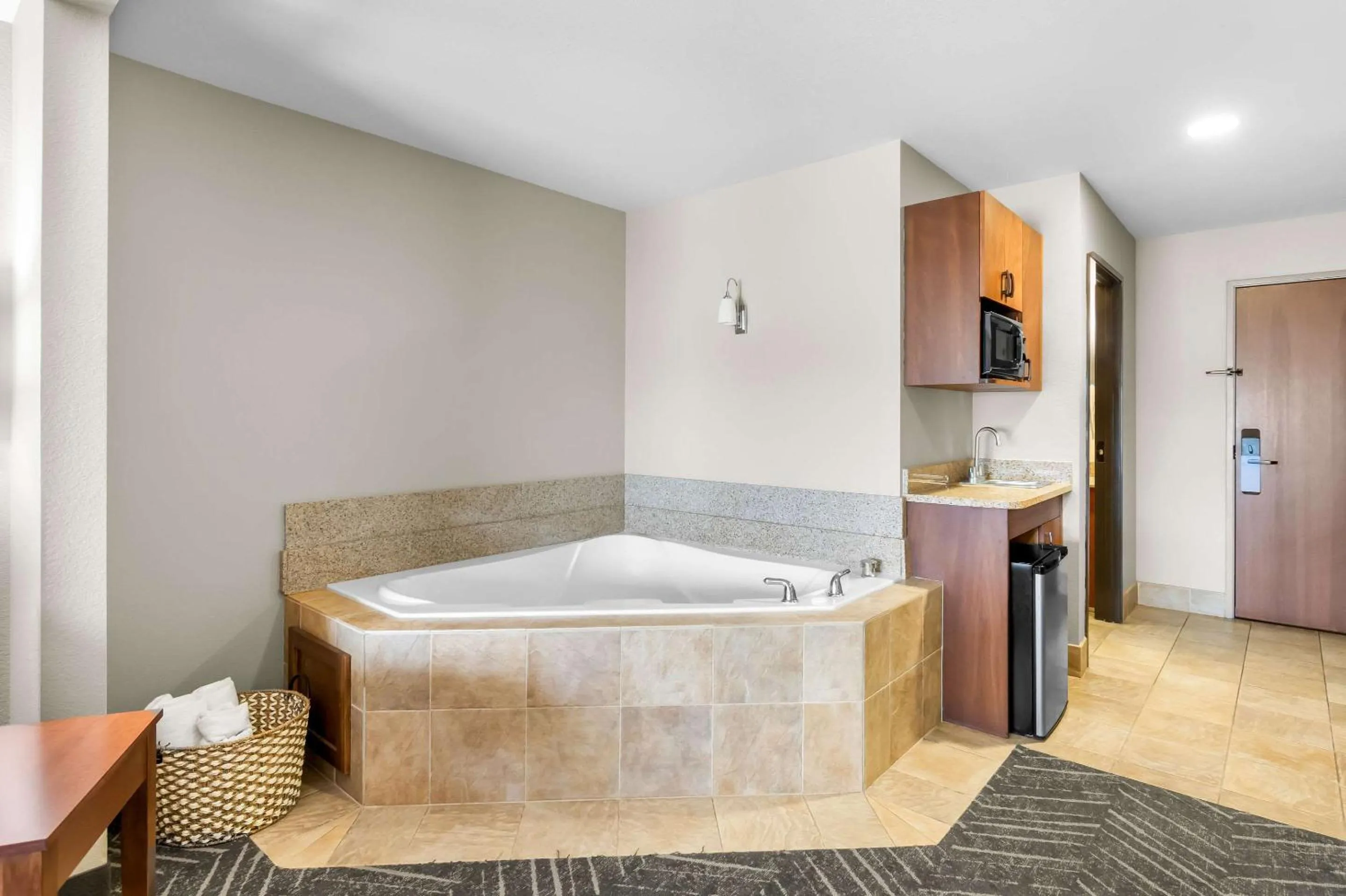 King Suite with Whirlpool - Non-Smoking in Comfort Inn & Suites Mountain Iron and Virginia