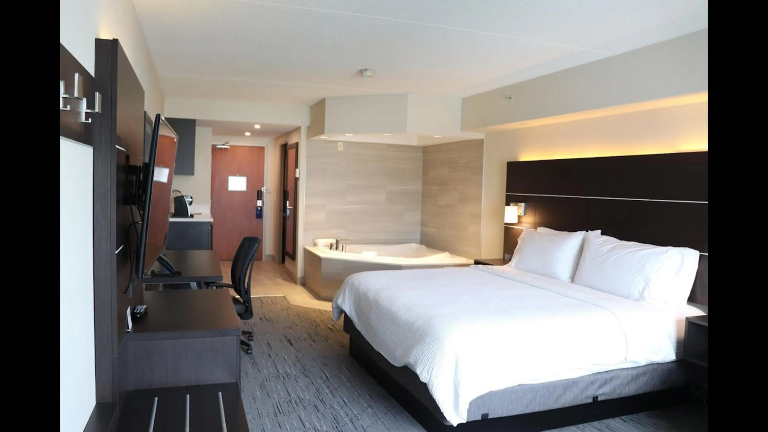 Queen Suite with Whirlpool - Non- Smoking in Holiday Inn Express Brampton by IHG