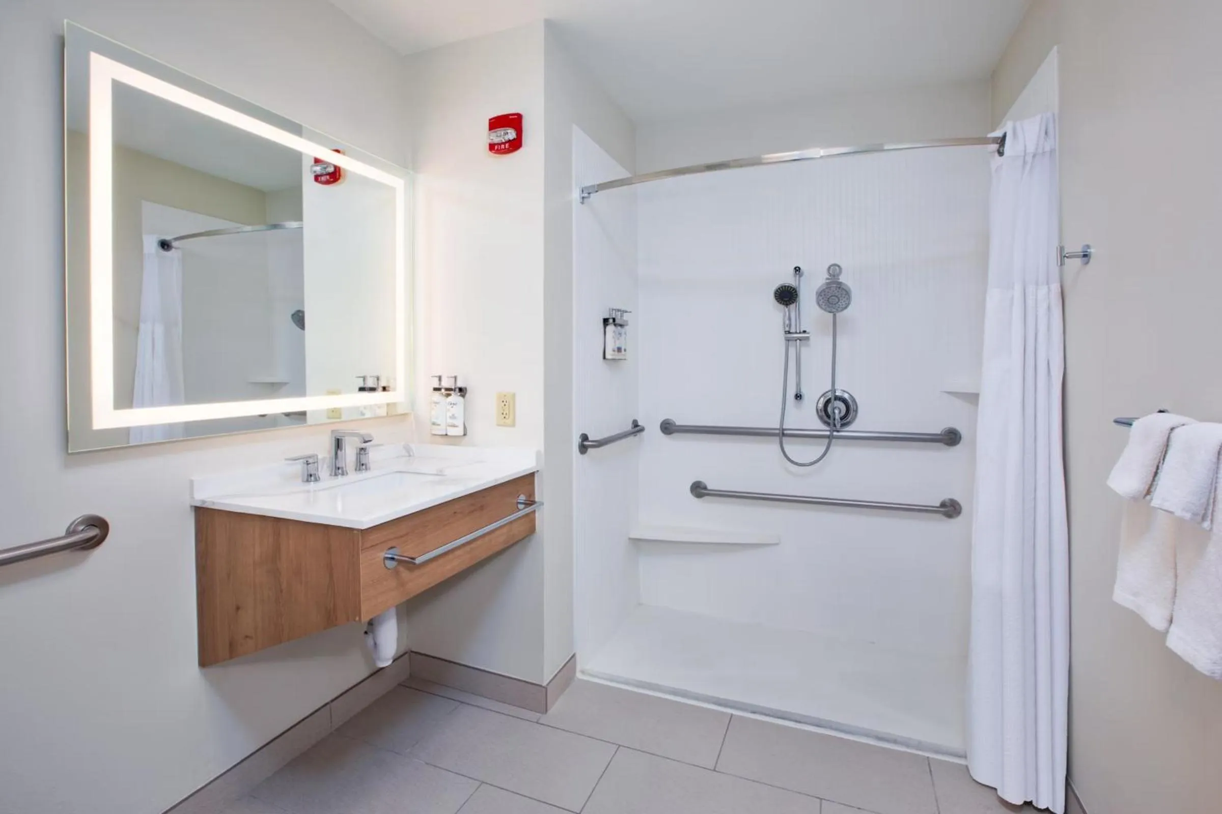 Queen Studio - Disability Access in Staybridge Suites Omaha 80th and Dodge by IHG