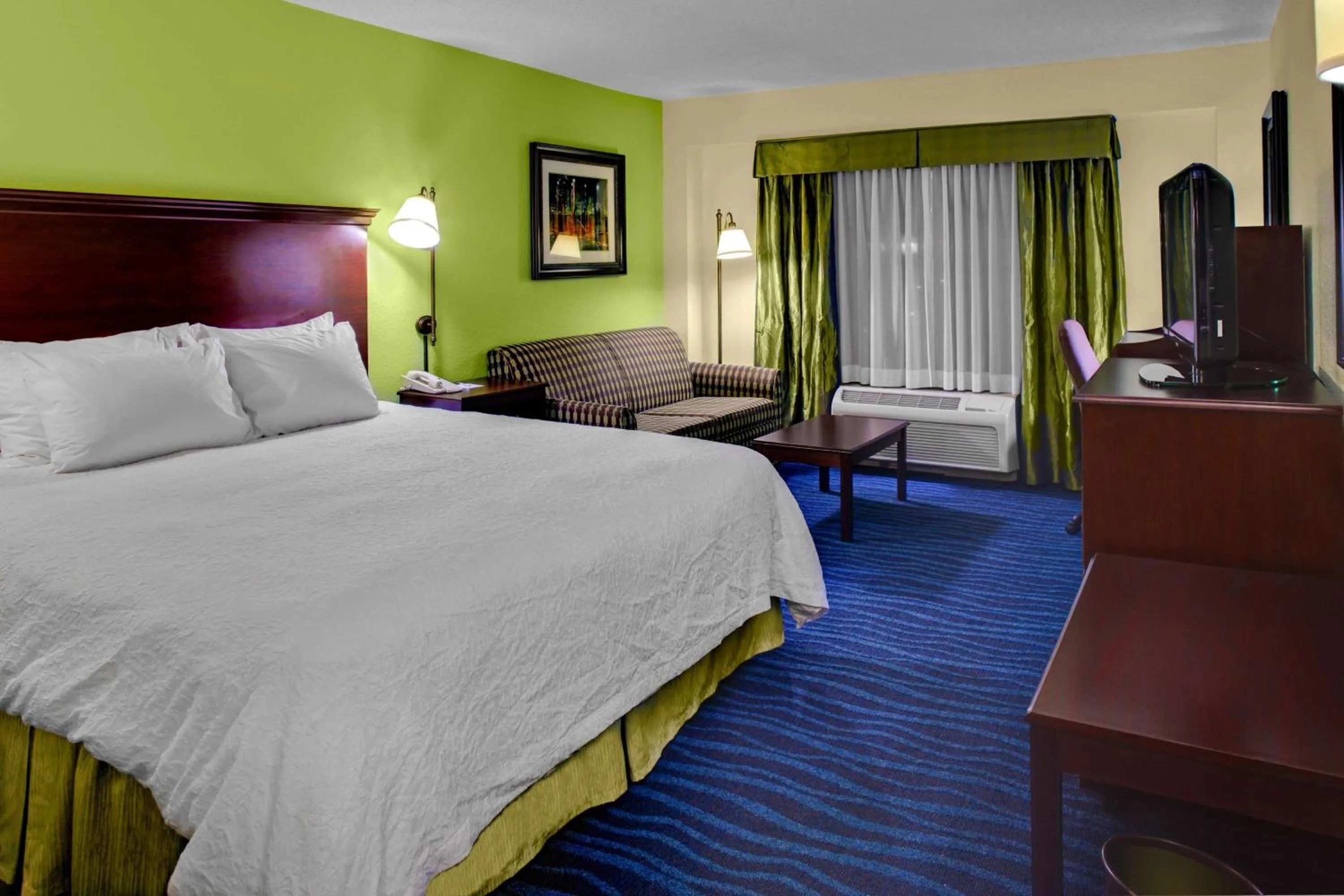 King Room with Roll-In Shower - Mobility Access/Non-Smoking in Hampton Inn Atlanta Perimeter Center