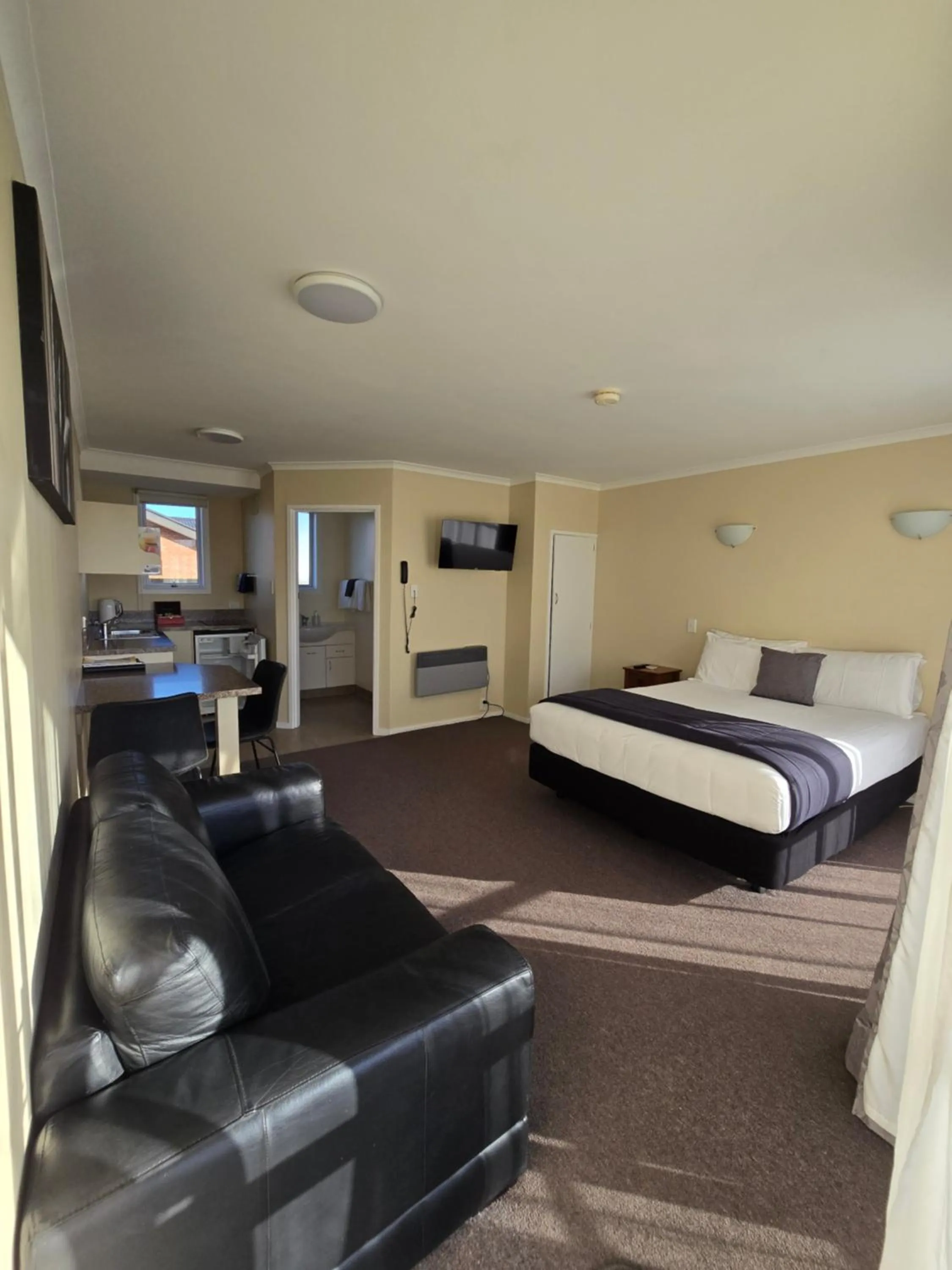 Deluxe Studio in Monarch Motel