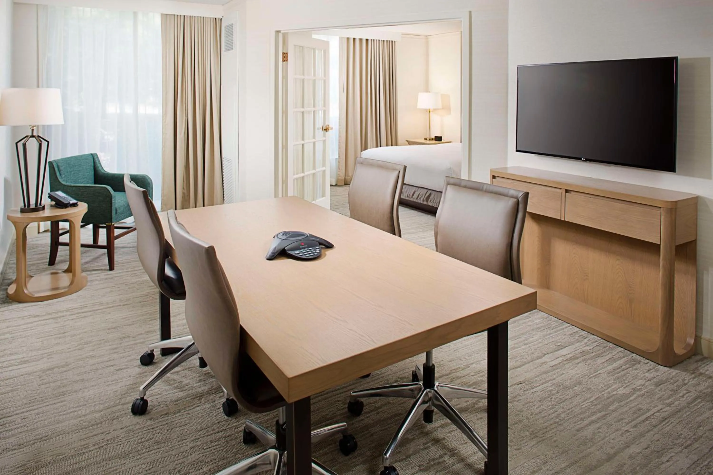 Deluxe King Suite in Hilton Atlanta Perimeter Suites