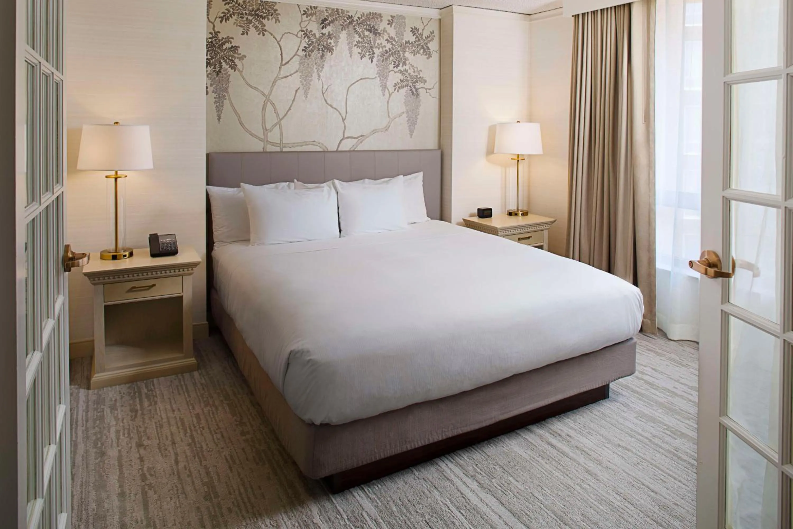 King Suite with Whirlpool in Hilton Atlanta Perimeter Suites