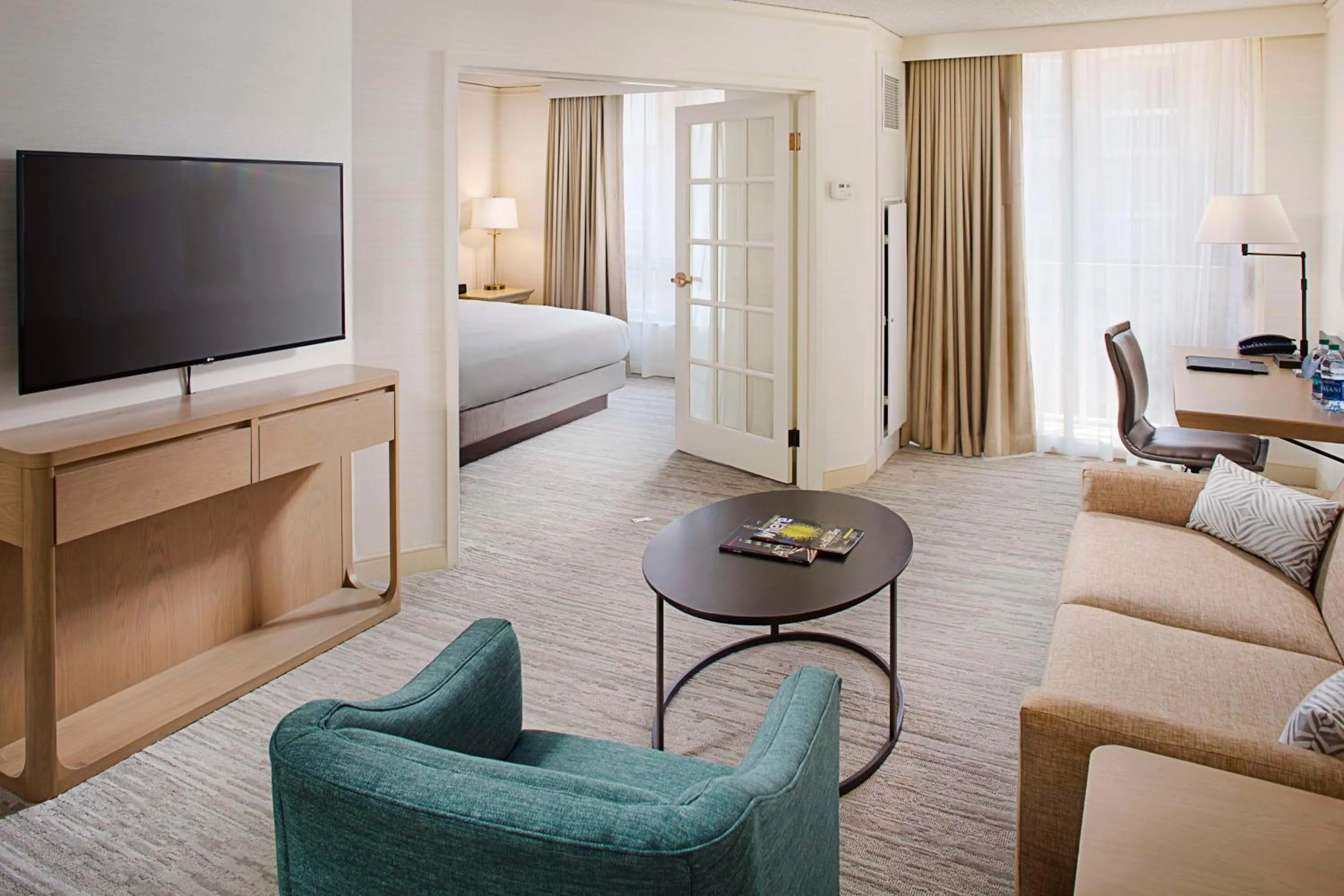 One-Bedroom King Suite with Mobility Accessible Tub in Hilton Atlanta Perimeter Suites