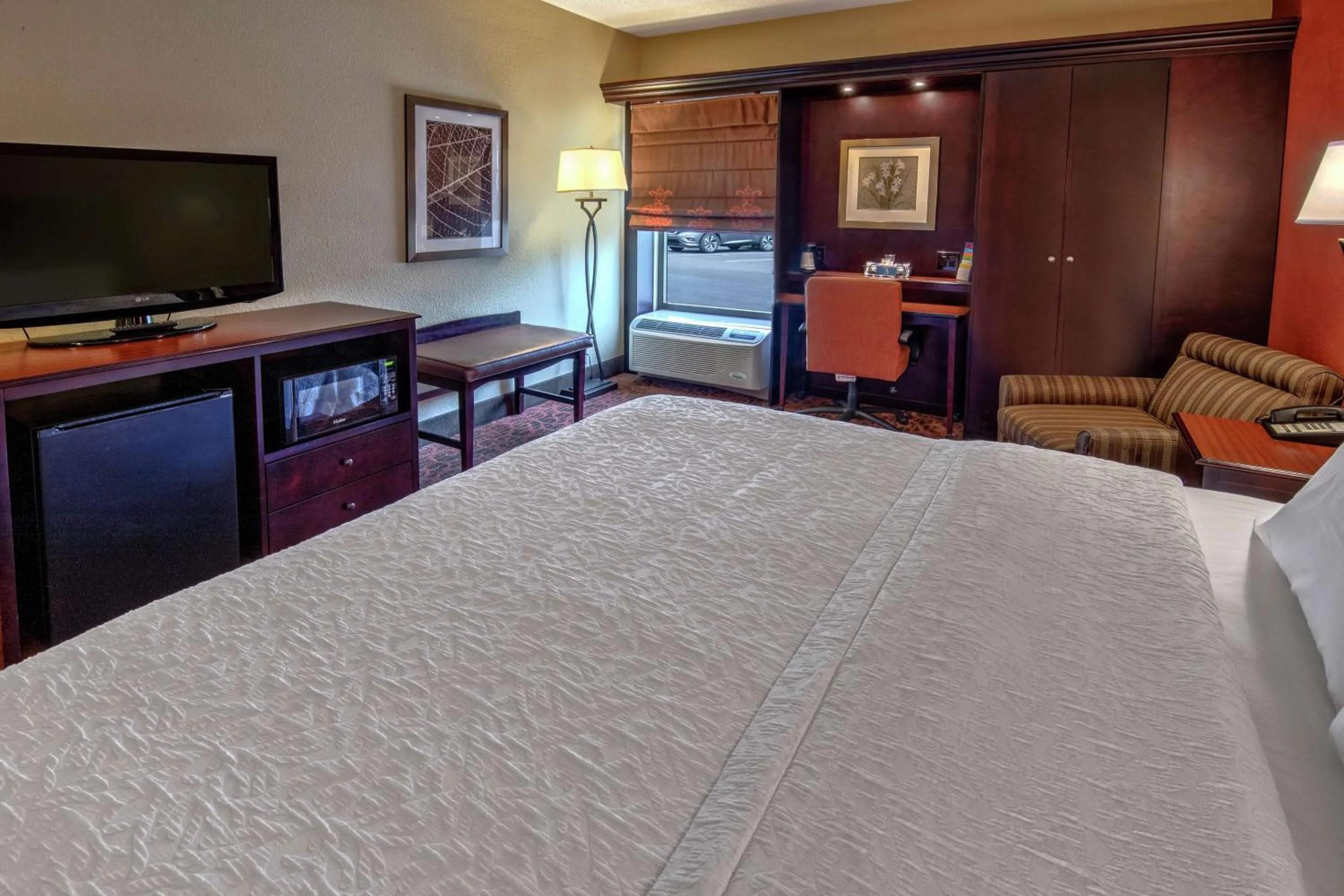 Deluxe King Room with Whirpool - Non-Smoking in Hampton Inn Ashland