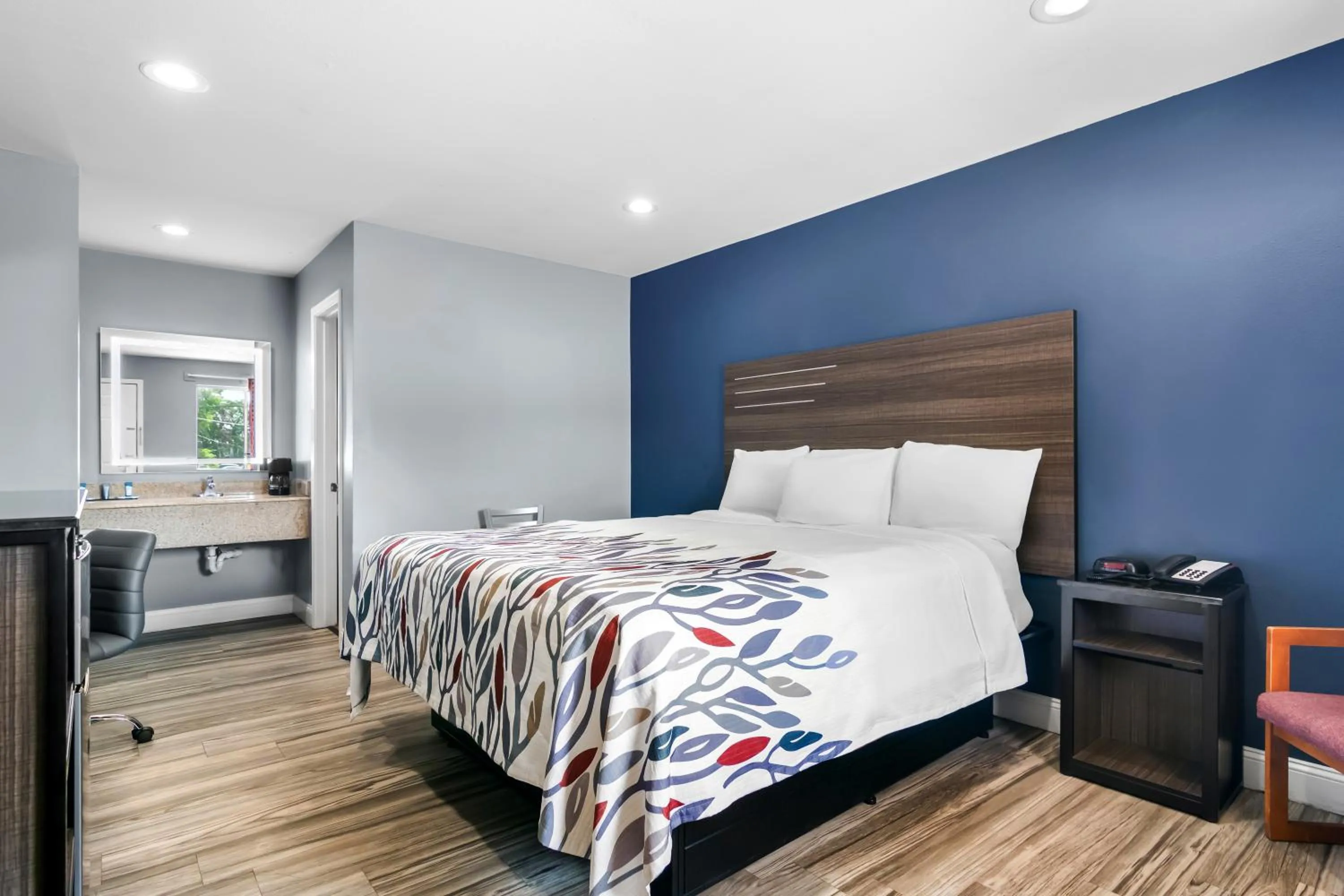 King Room - Non-Smoking in Americas Best Value Inn and Suites Siloam Springs