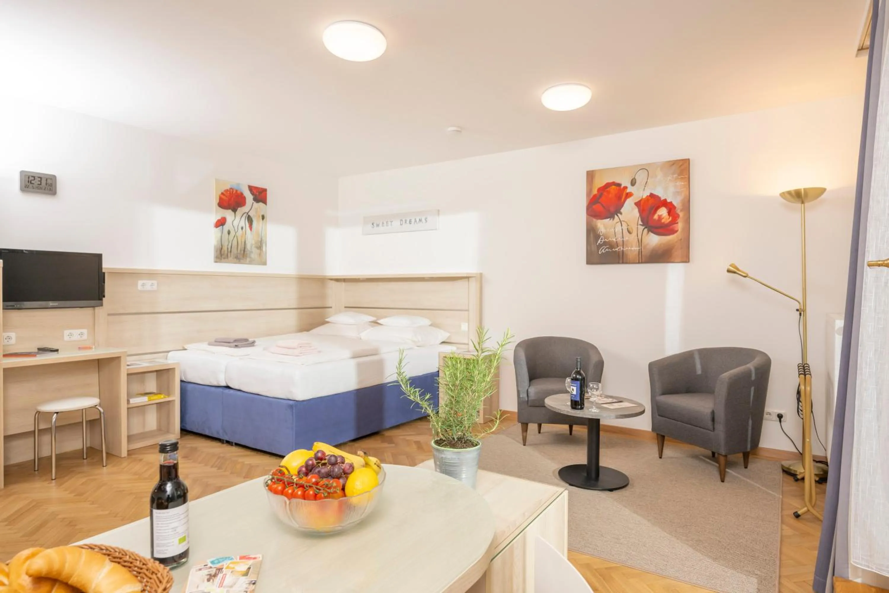 Studio with Garden (2 Adults) - Josef Resch Platz 15a  in Appartements Ferchergasse