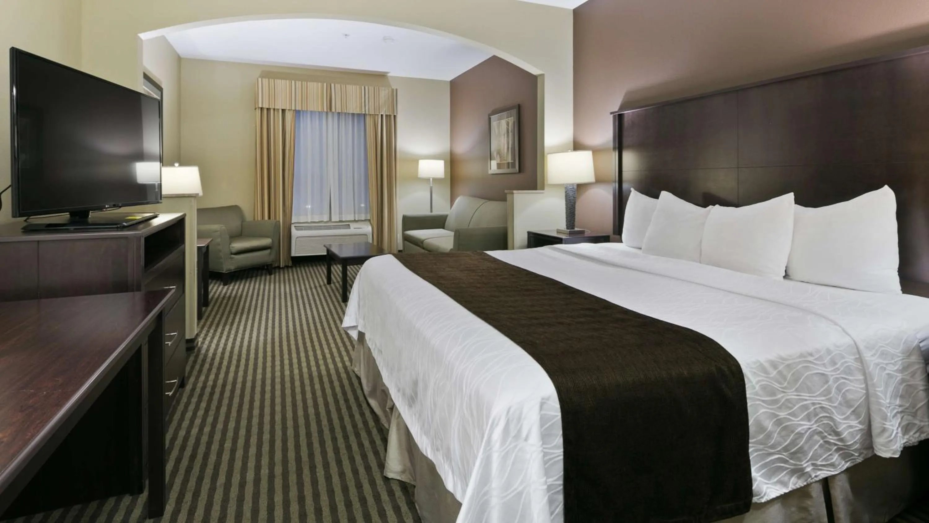 King Suite with Sofa Bed and River View - Non-Smoking in Best Western Plus Port of Camas-Washougal Convention Center
