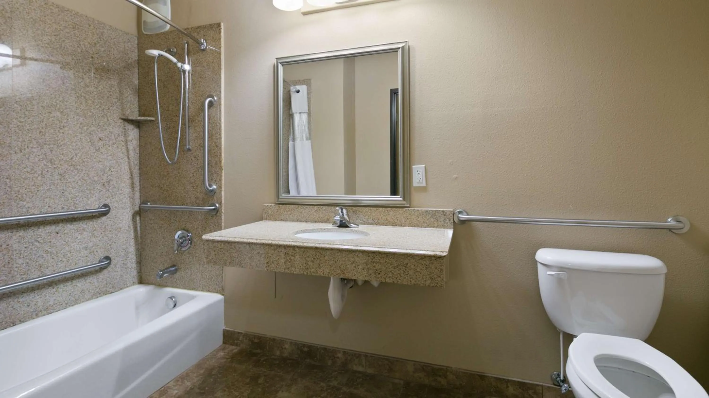 Queen Room with Two Queen Beds and Bath Tub - Disability Access in Best Western Plus Port of Camas-Washougal Convention Center