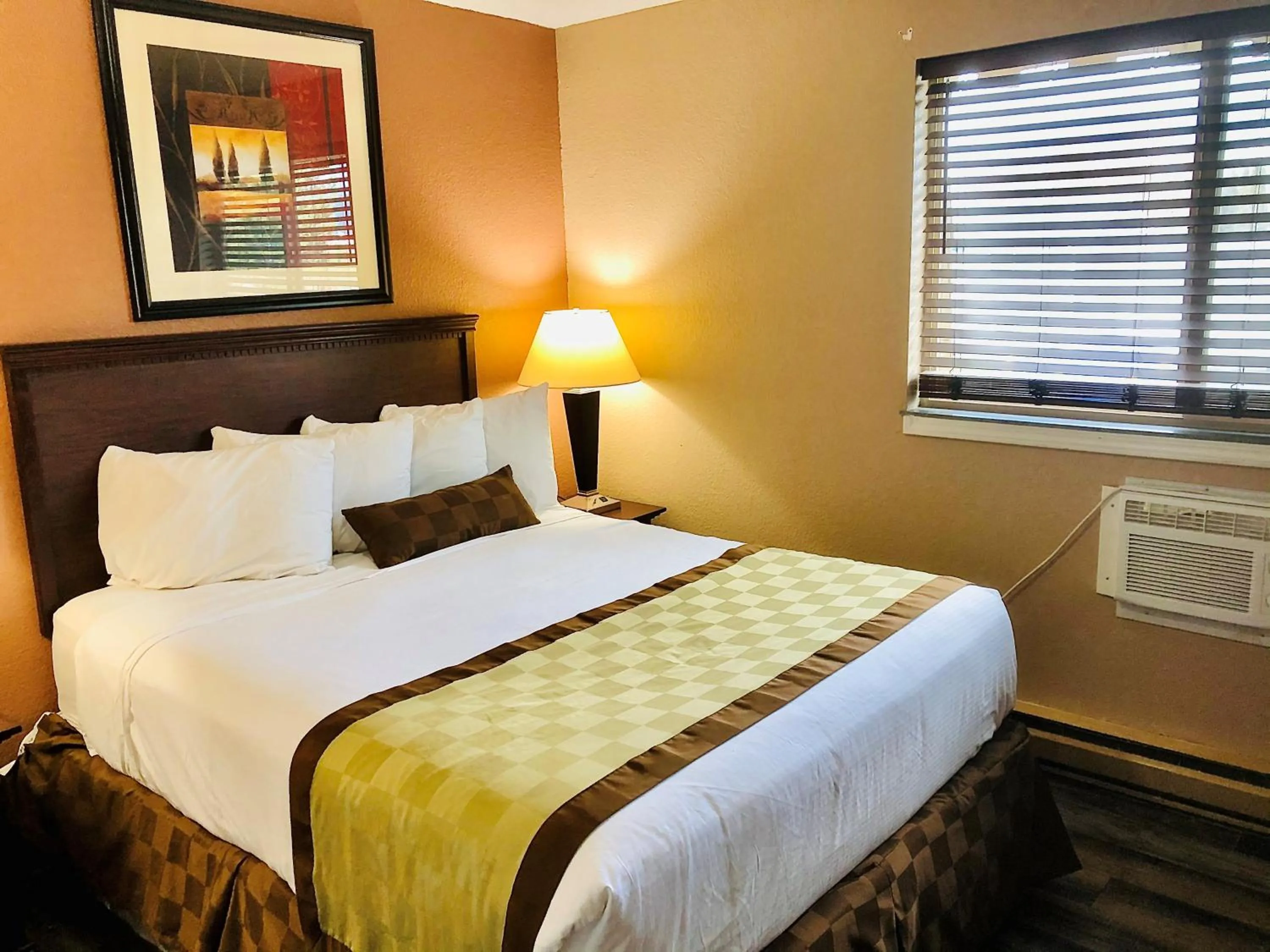 Efficiency Queen Room - Non-Smoking in Ramada by Wyndham Spokane Valley