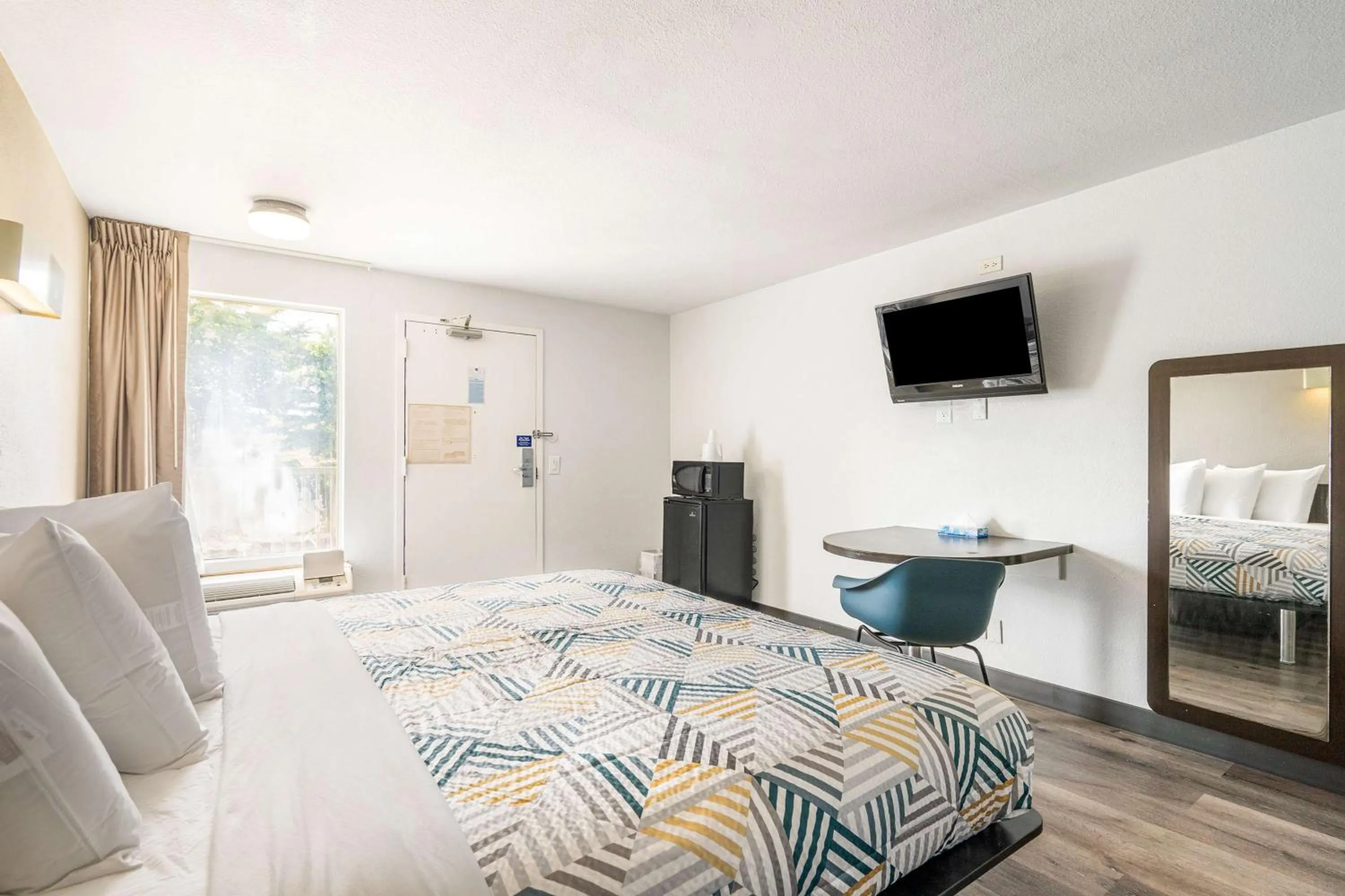 King Room - single occupancy - Disability Access - Non-Smoking in Motel 6 - Augusta, GA