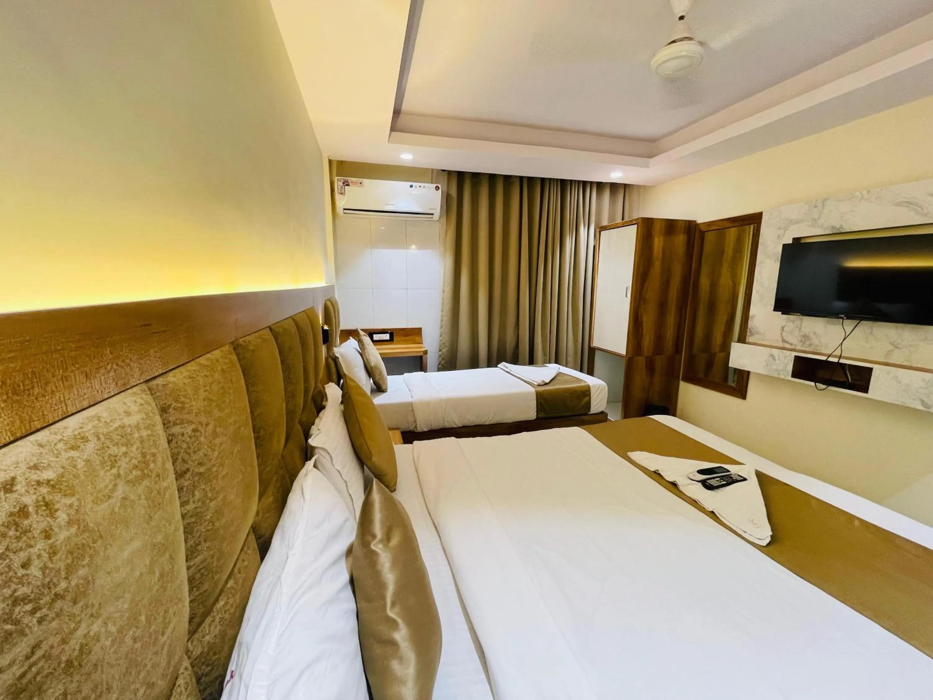 Deluxe Triple Room in Hotel Arma Residency