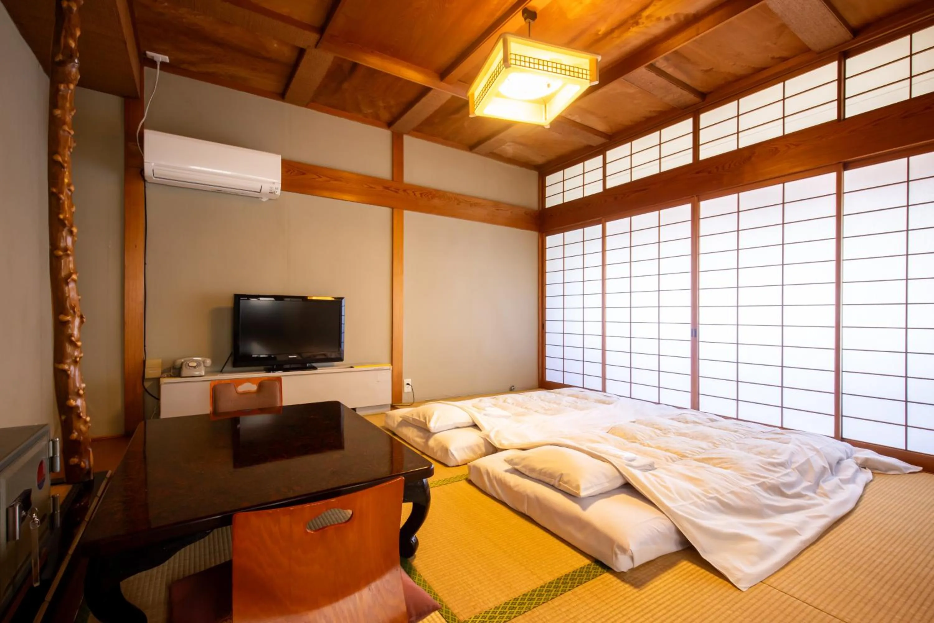 Japanese-Style Room with Shared Bathroom and Toilet - 2nd Floor in Shimaya