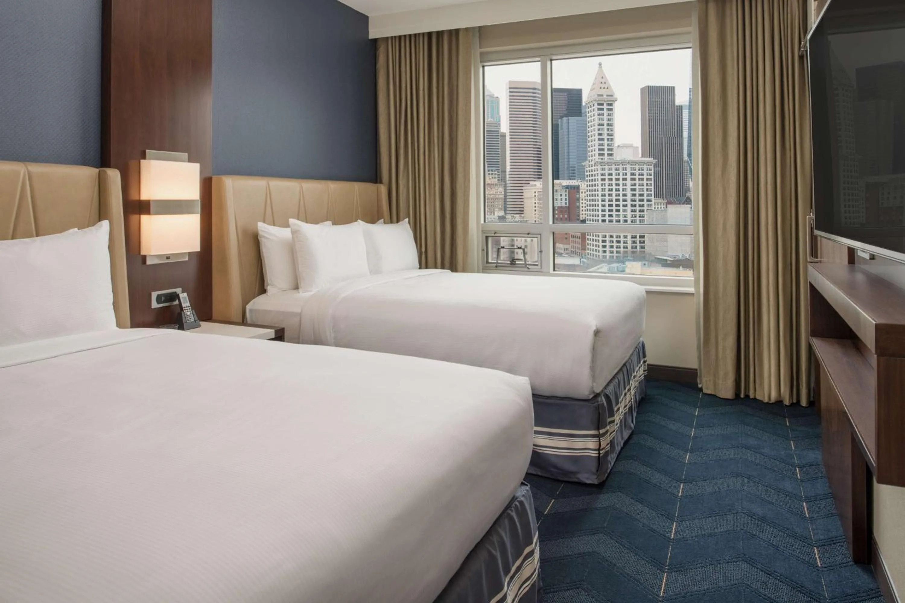 Queen Suite with Sofa Bed and City View in Embassy Suites By Hilton Seattle Downtown Pioneer Square