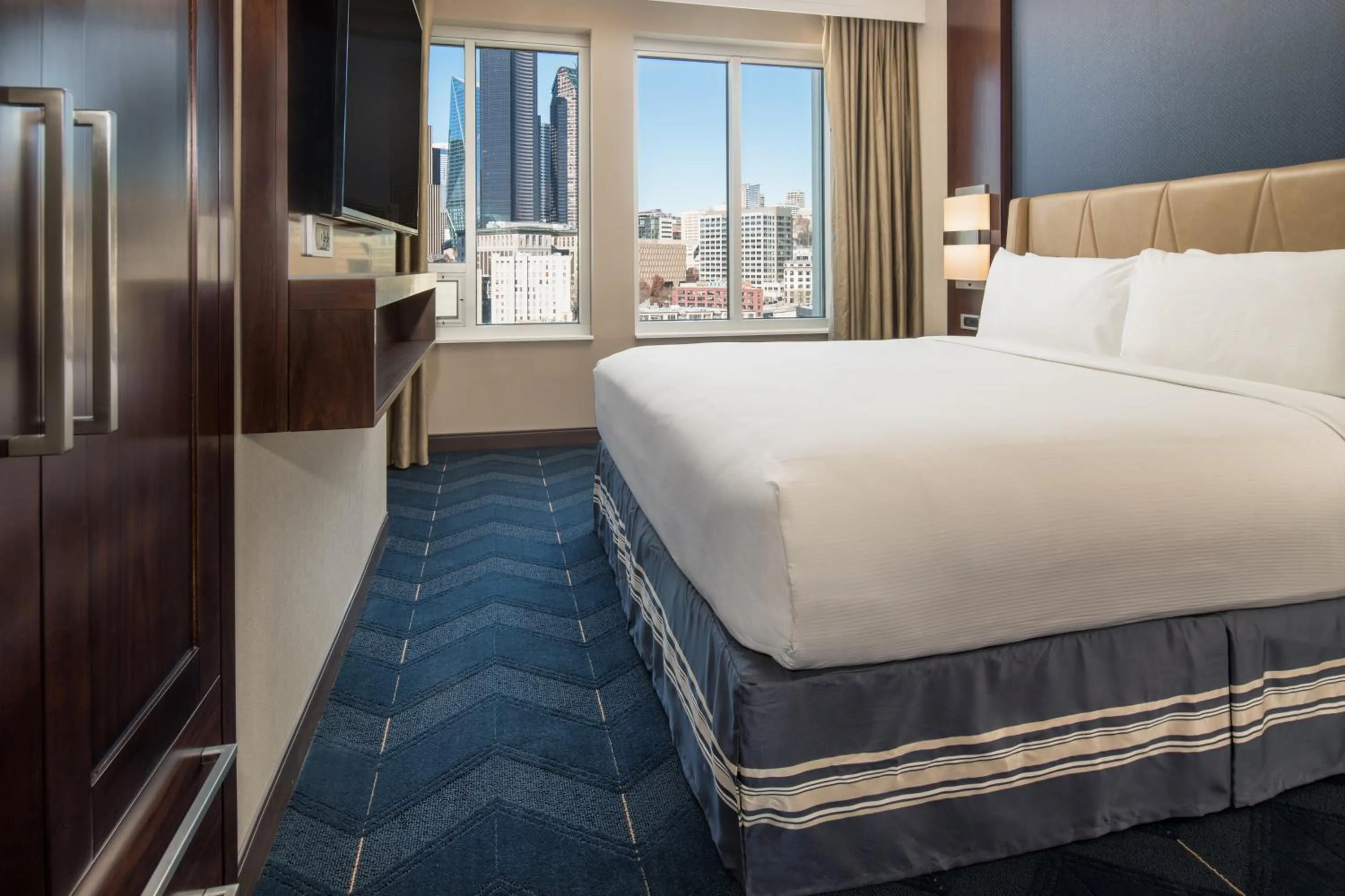 King Suite with Sofa Bed and City View in Embassy Suites By Hilton Seattle Downtown Pioneer Square