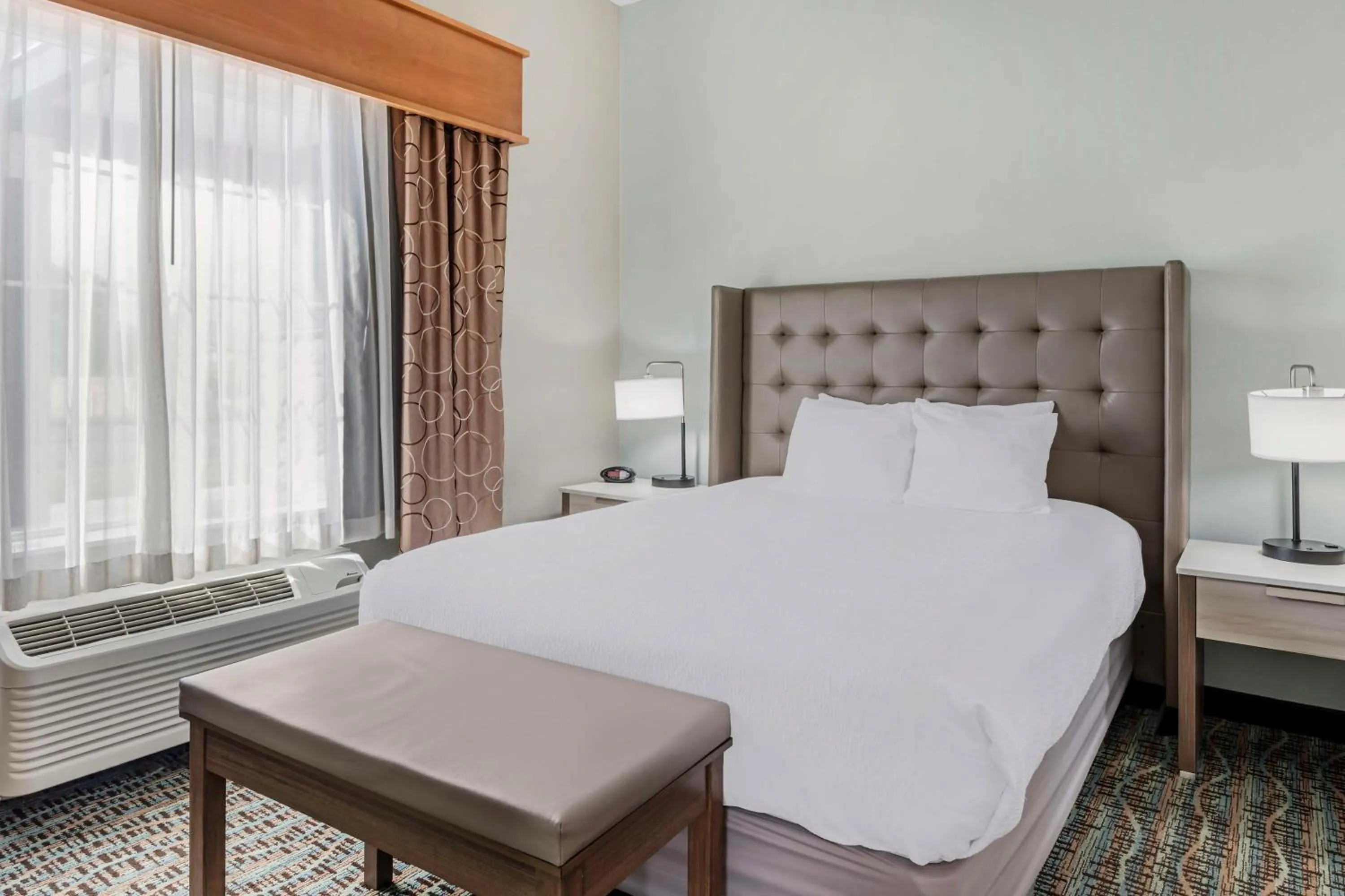 Queen Suite with Full Kitchen in Best Western PLUS Peppertree Inn at Omak