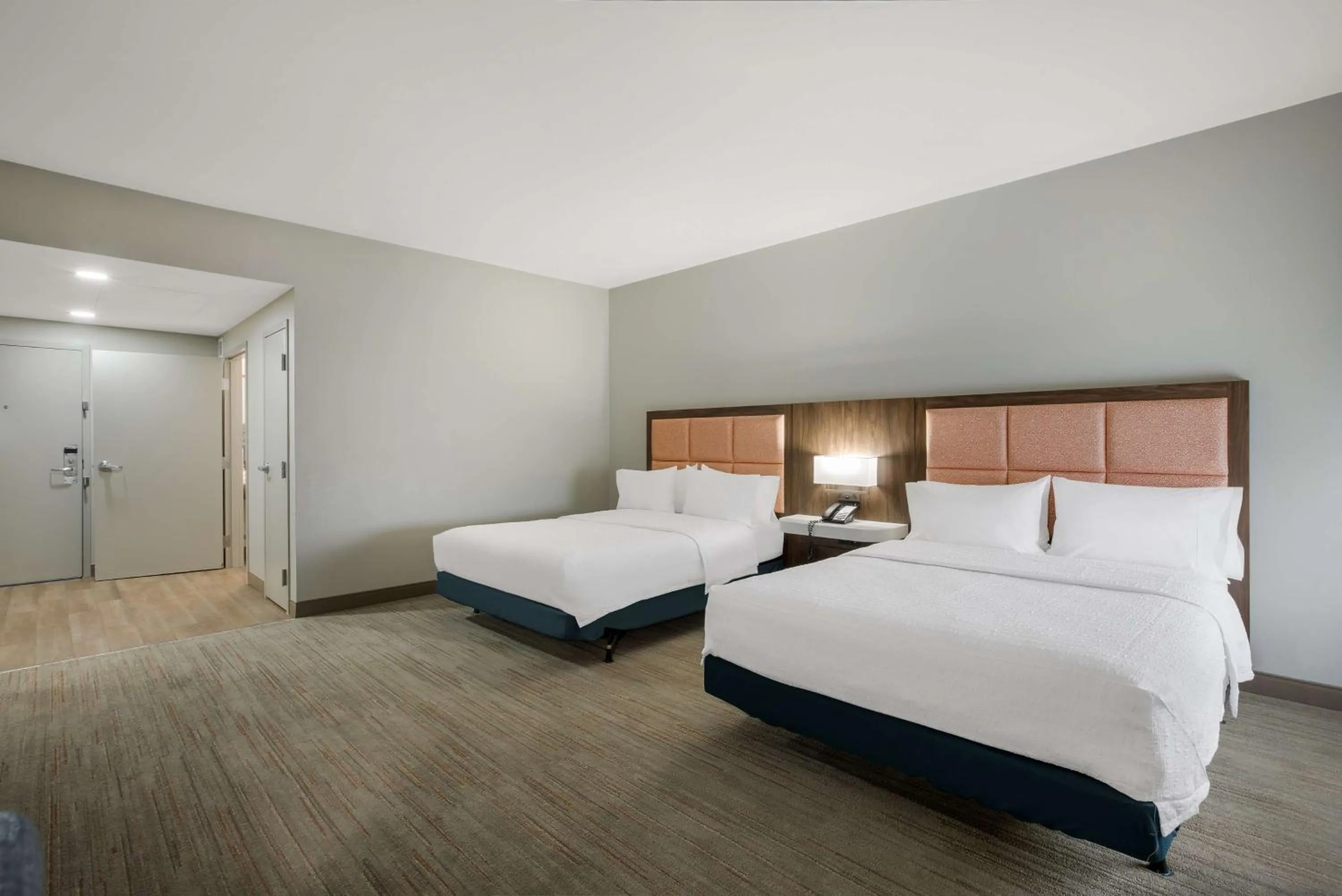 Queen Room with Two Queen Beds - Mobility Access/Non-Smoking in Hampton Inn Linden