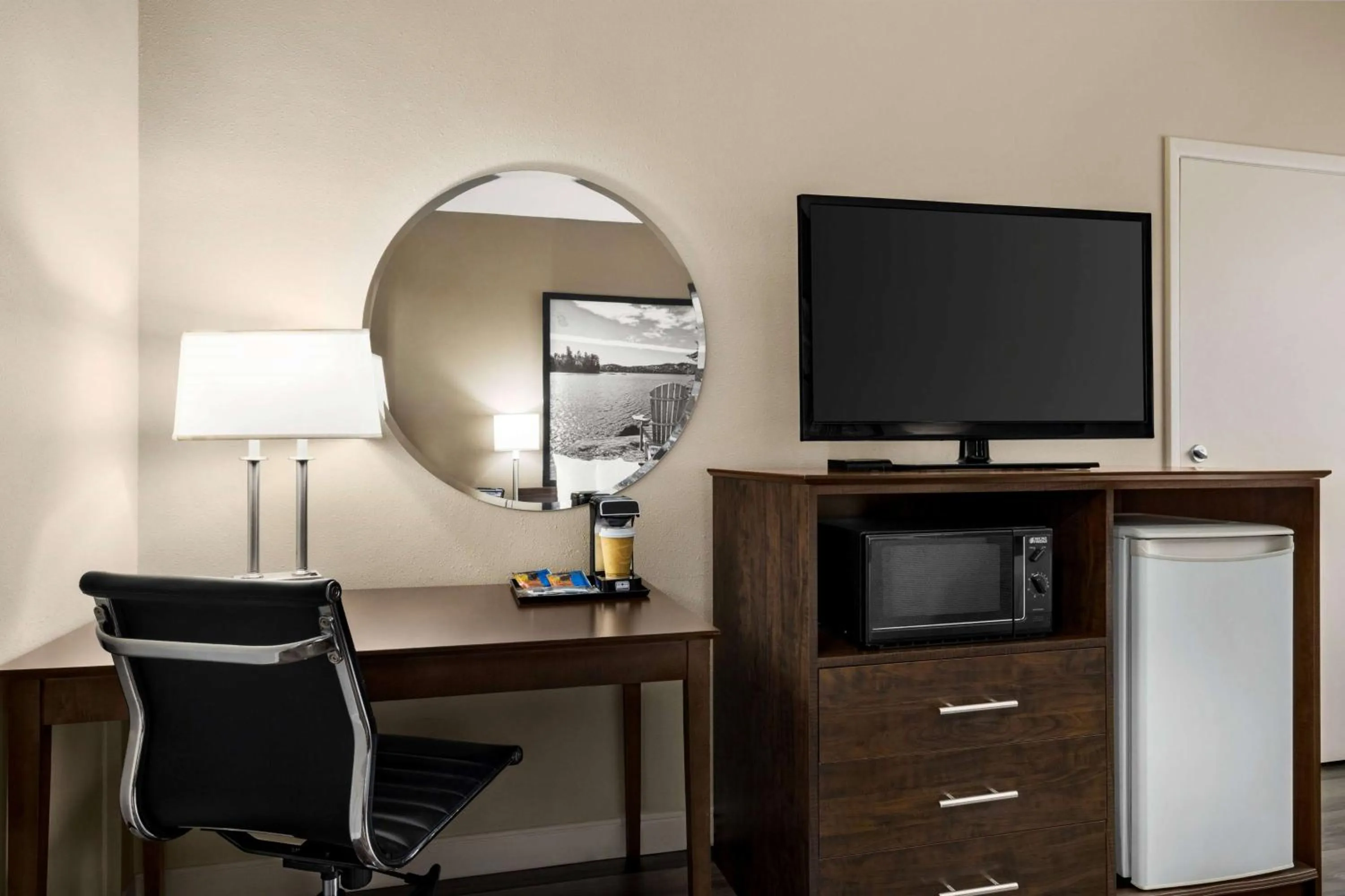 King Suite - Non-Smoking in Super 8 by Wyndham Sarnia ON