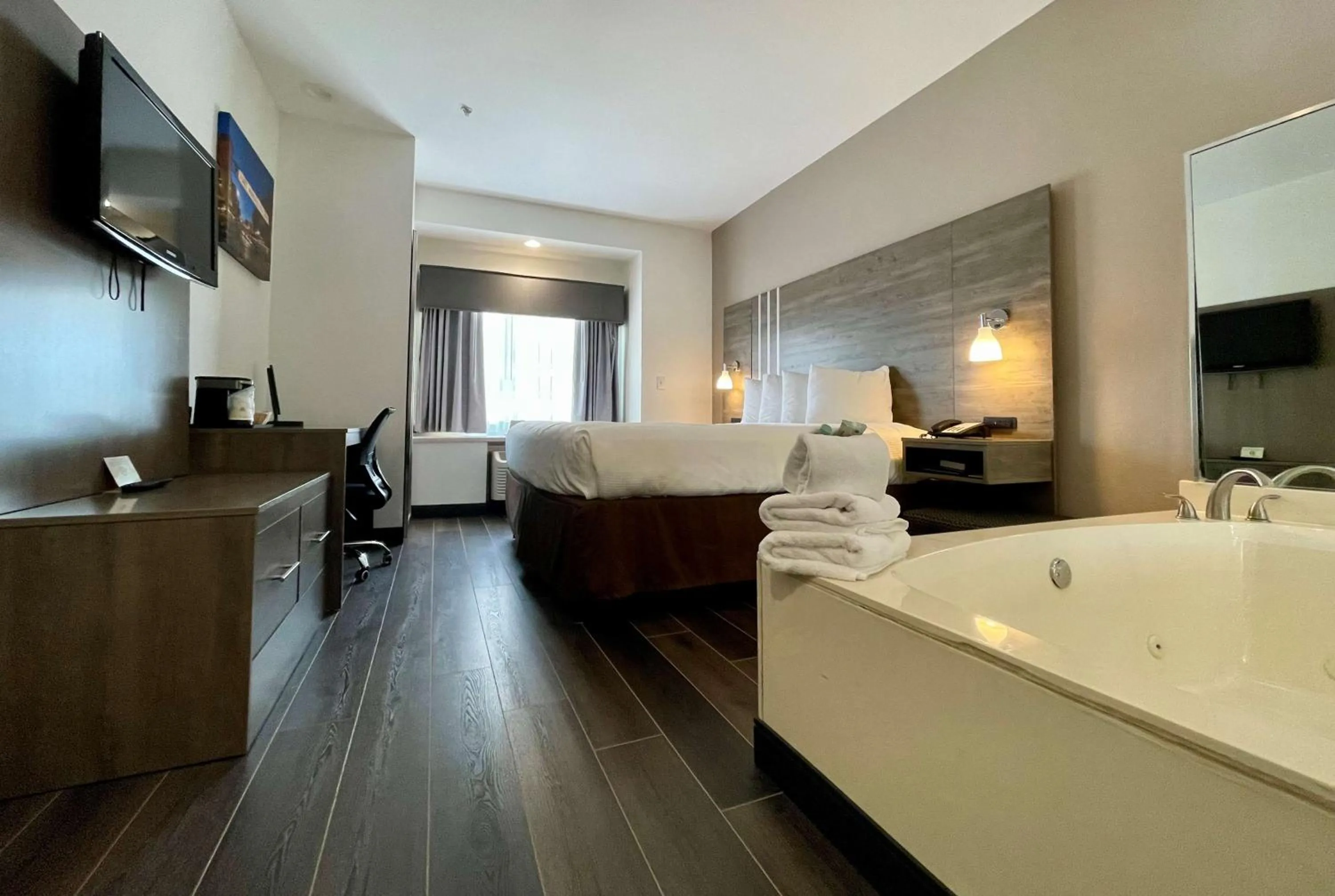 King Room with Spa Bath - Non-Smoking in Best Western Roanoke Inn & Suites