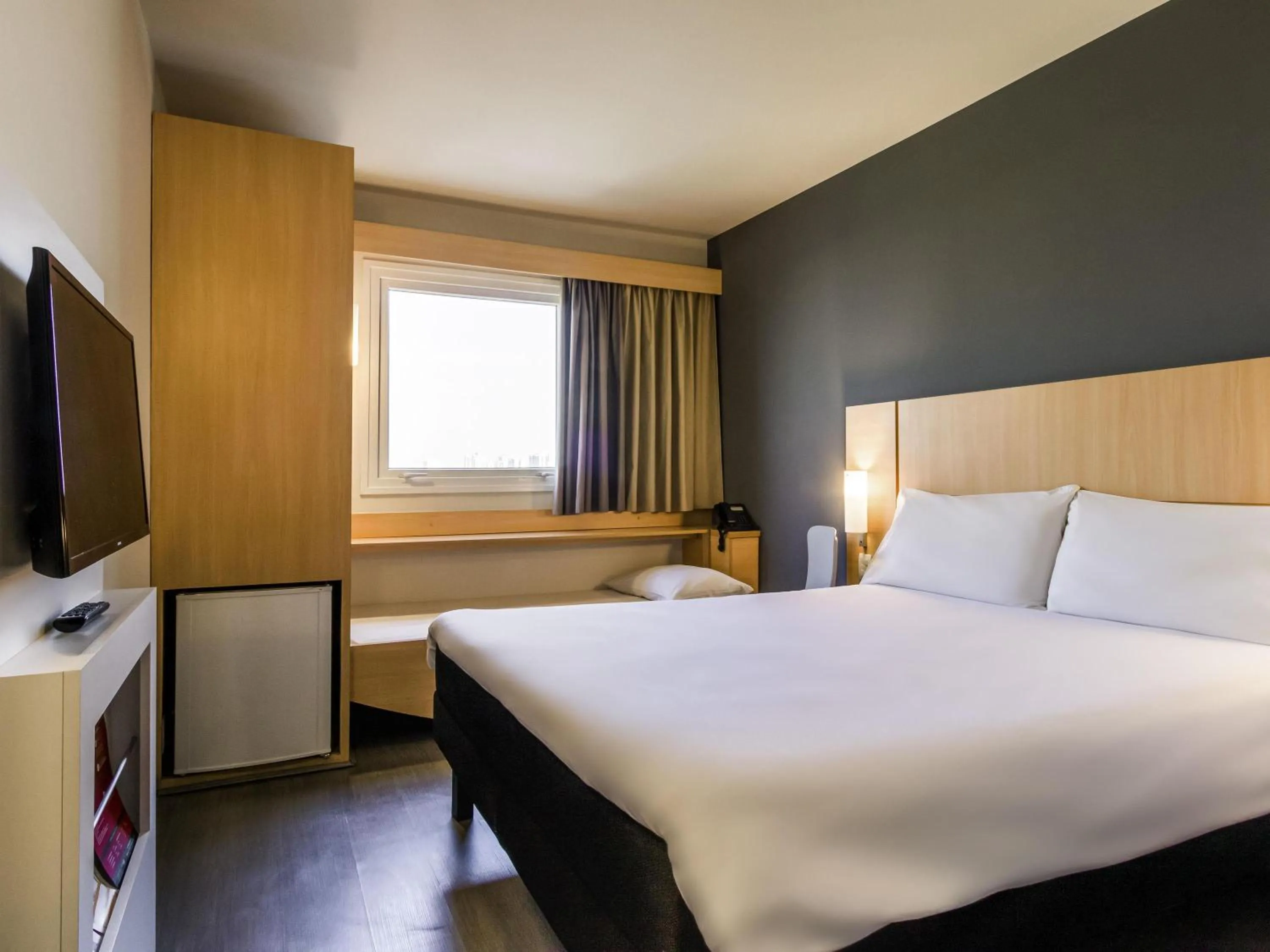 Double Room with Extra Child Bed - single occupancy in ibis Marilia